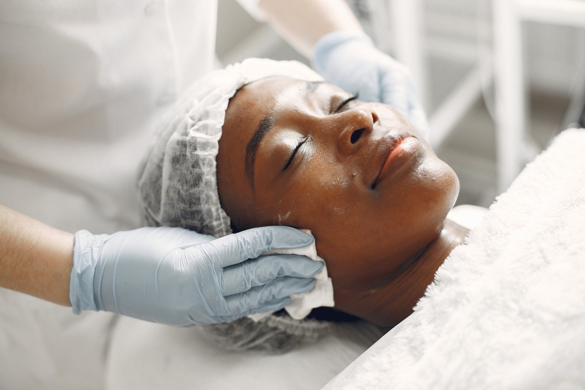 Een vrouw krijgt een gezichtsbehandeling in een schoonheidssalon.