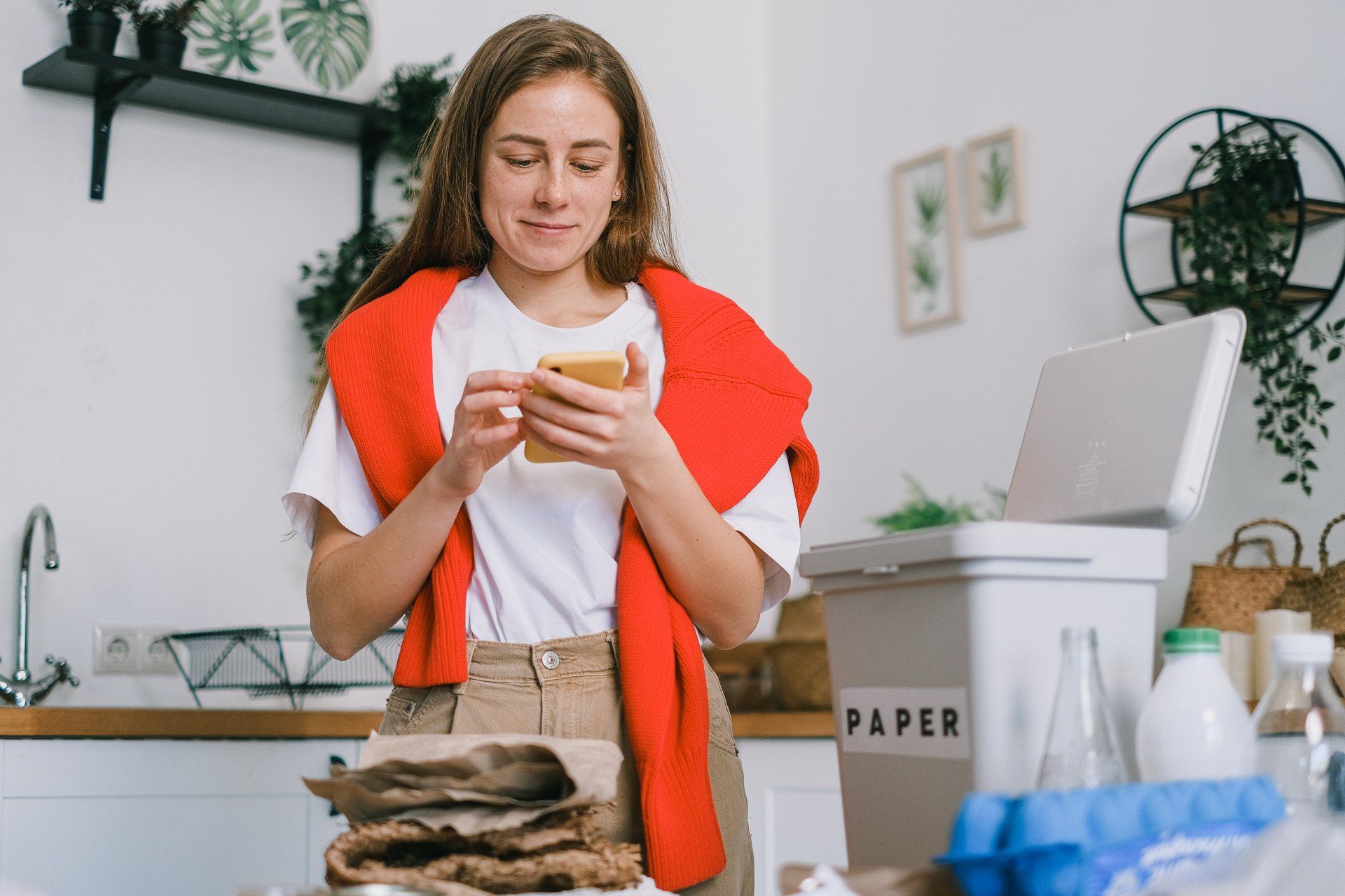 Donna alle prese con lo smaltimento responsabile dei rifiuti