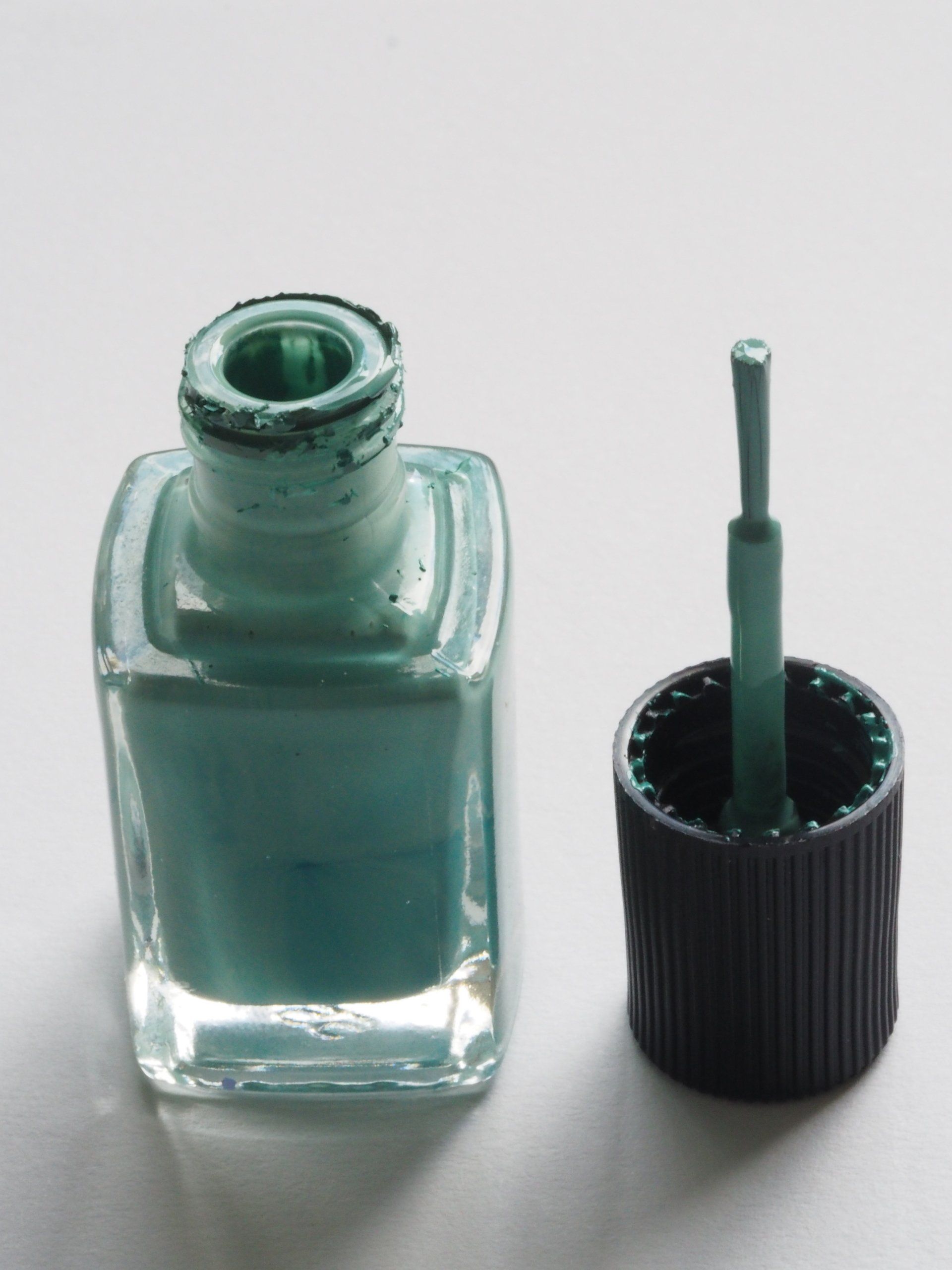 Een flesje nagellak met een kwastje erin