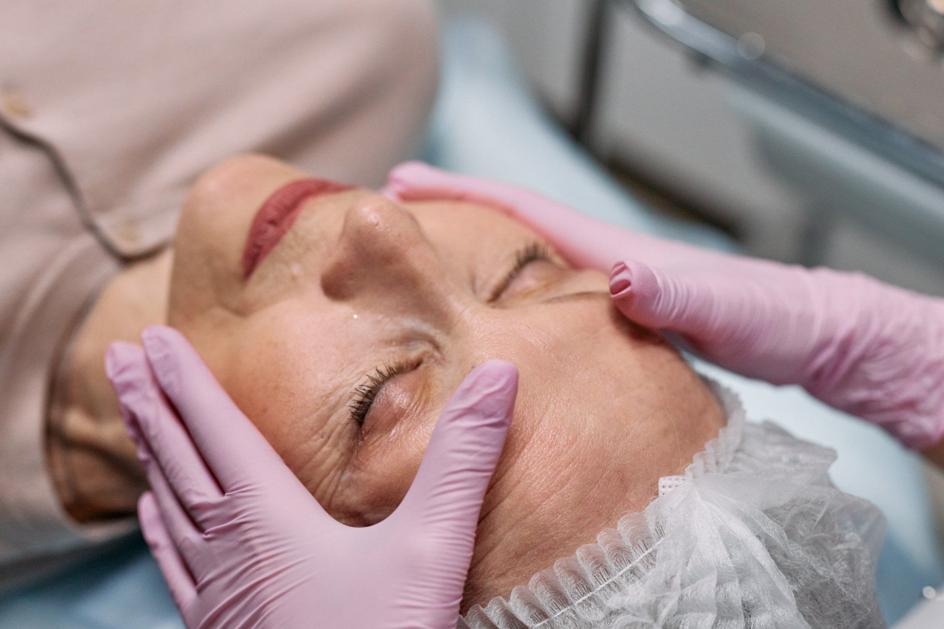 Una donna sta ricevendo un trattamento viso in un salone di bellezza.