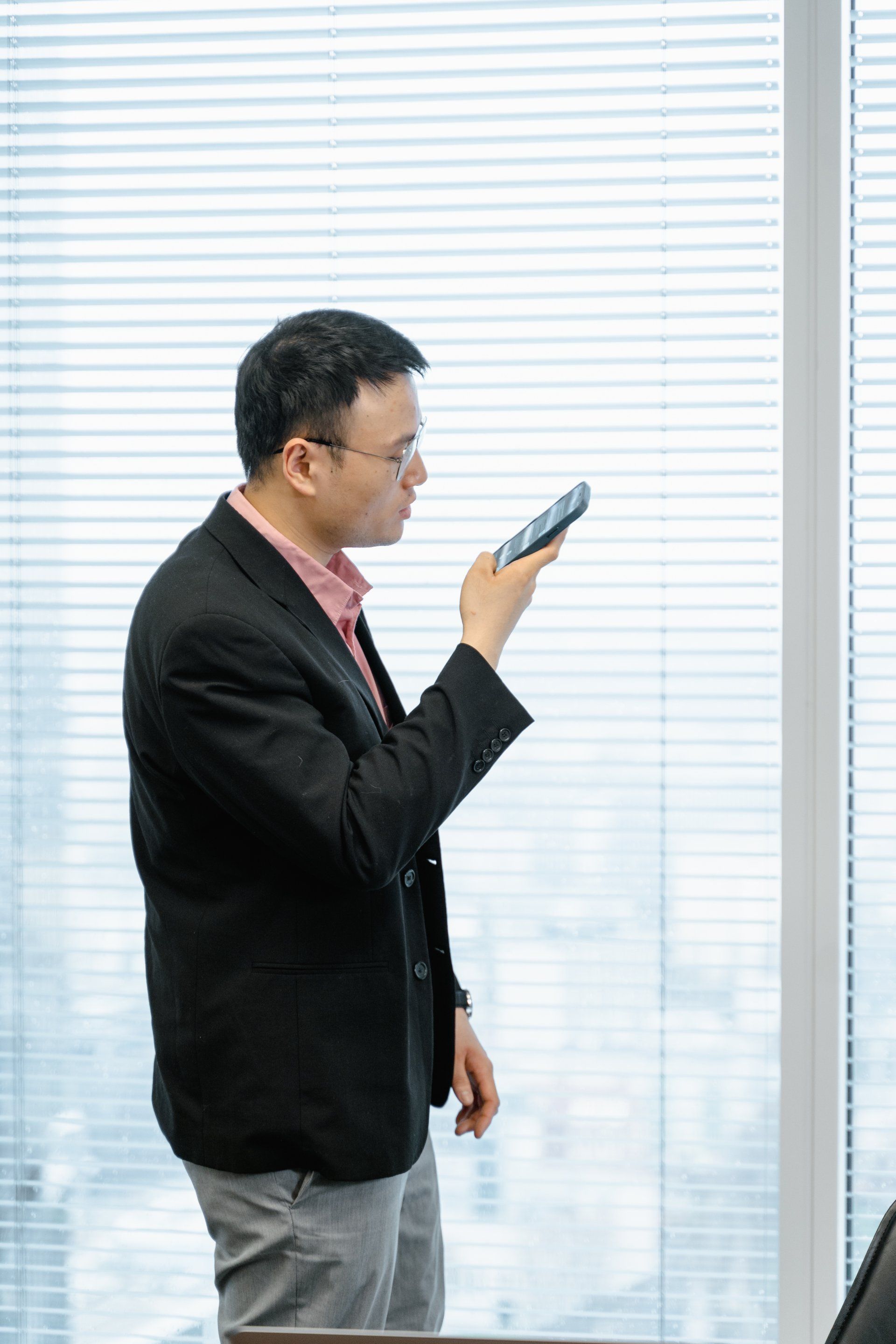 un uomo manda un messaggio vocale con lo smartphone