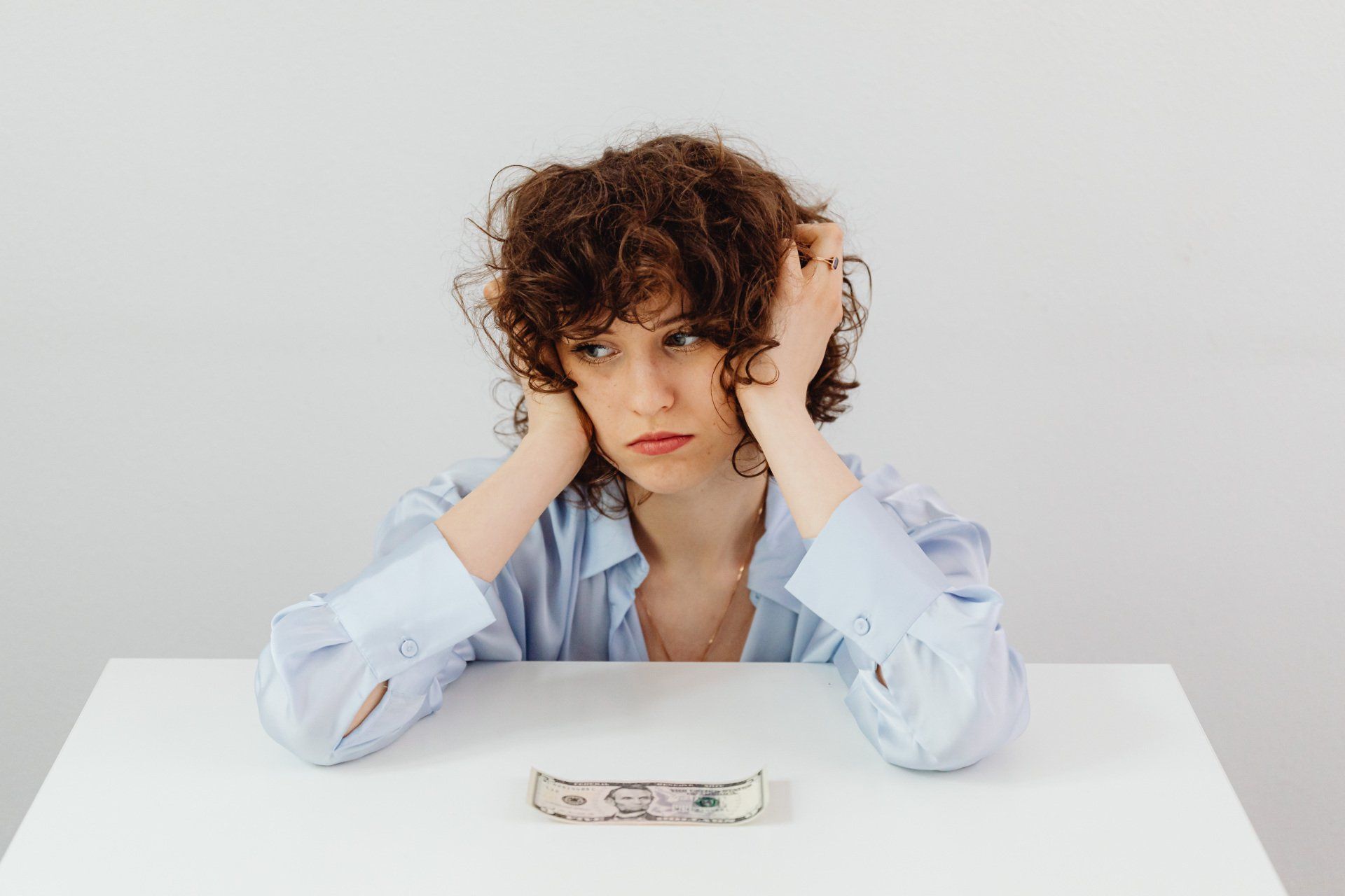 Ragazza preoccupata degli aumenti