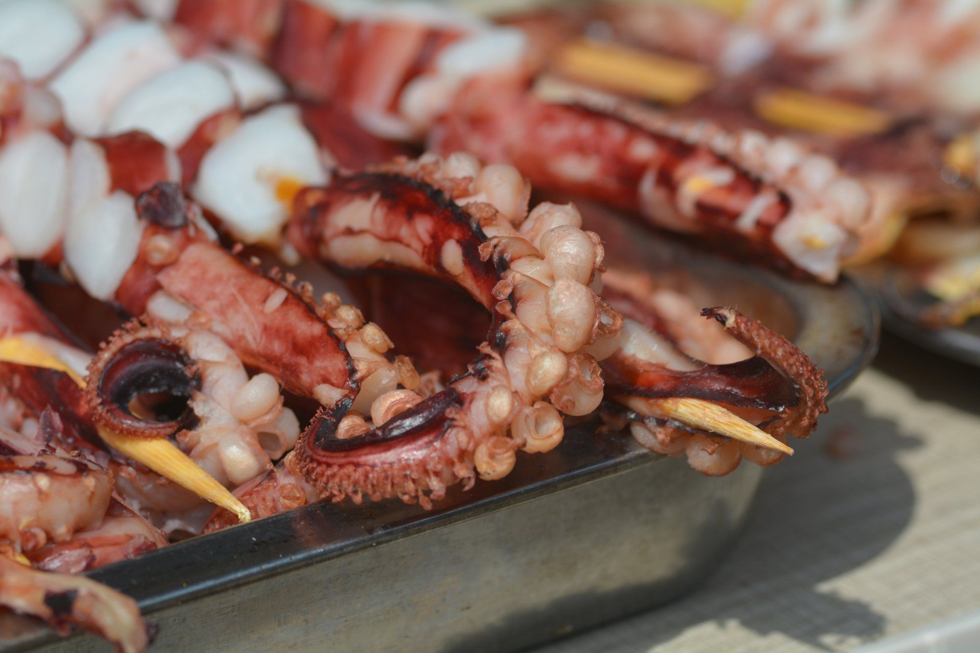 Una pentola piena di frutti di mare e verdure su un tavolo.