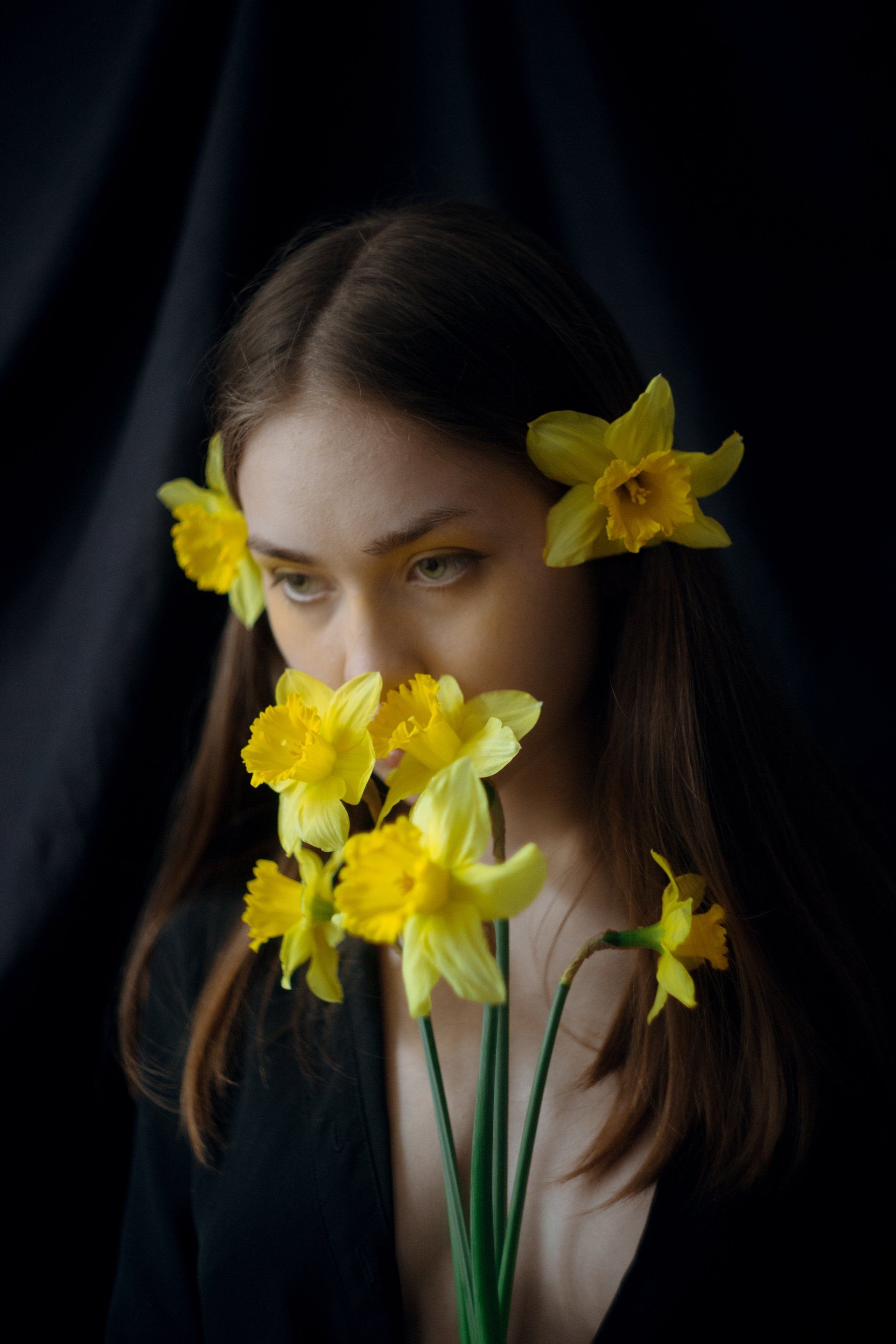 Donna con narcisi