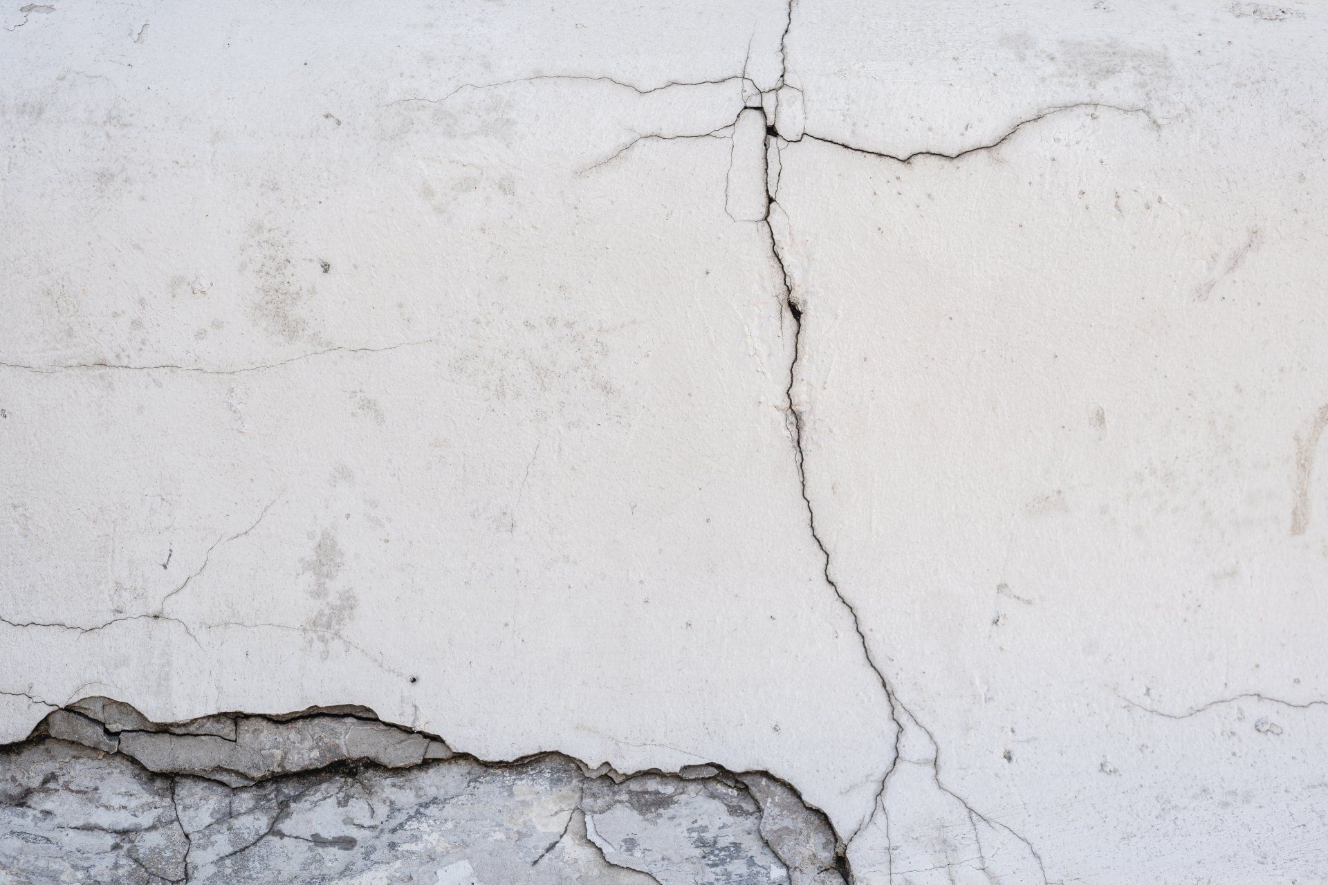 Crack in the wall due to weak foundations
