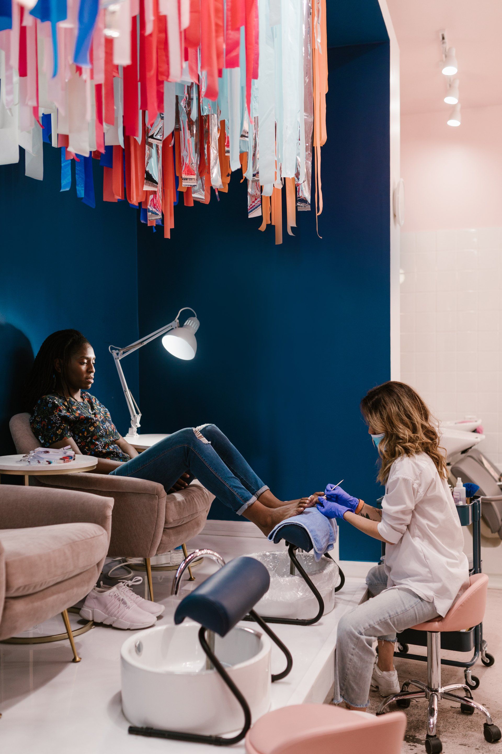 Een vrouw laat haar voeten manicuren in een nagelsalon.