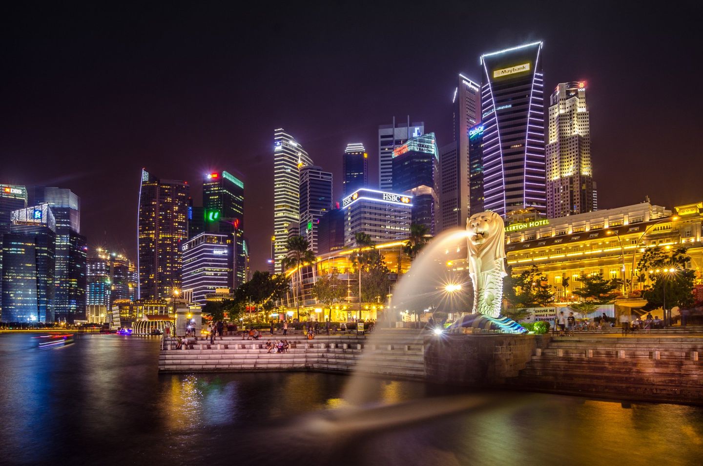 Merlion Park and Marina Bay skyline in Singapore at night