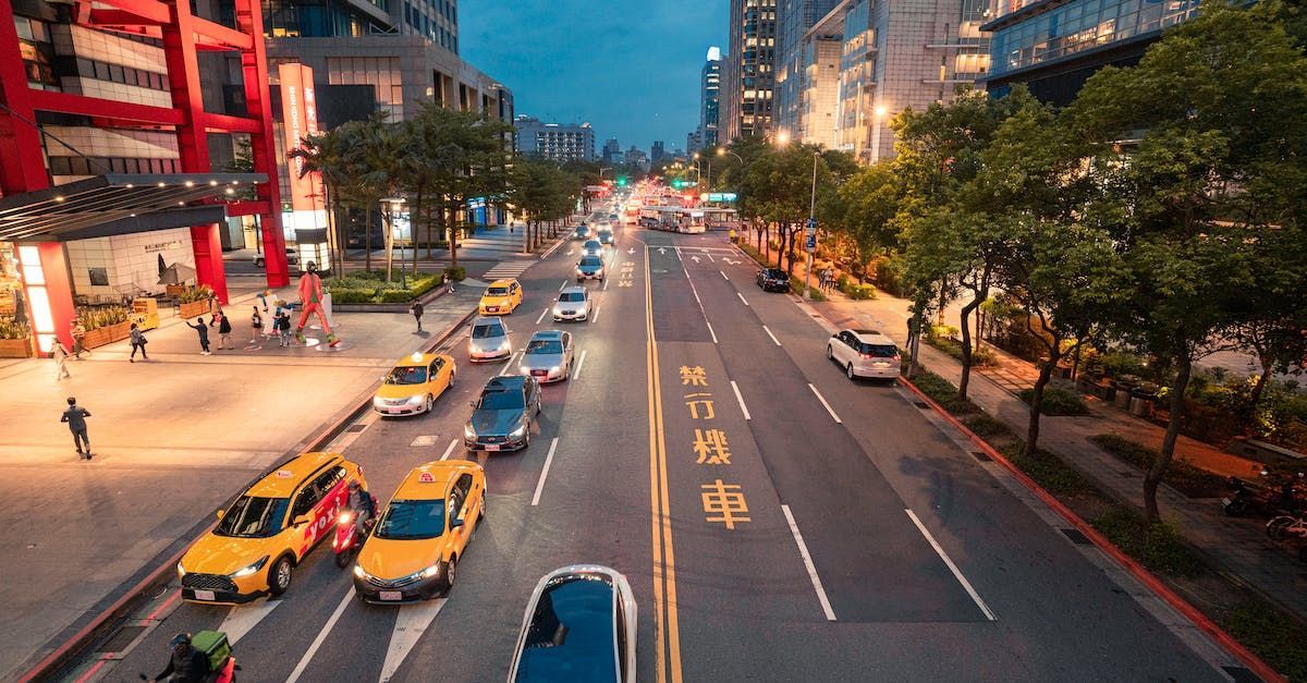 夜間有計程車和汽車行駛的繁忙城市街道。