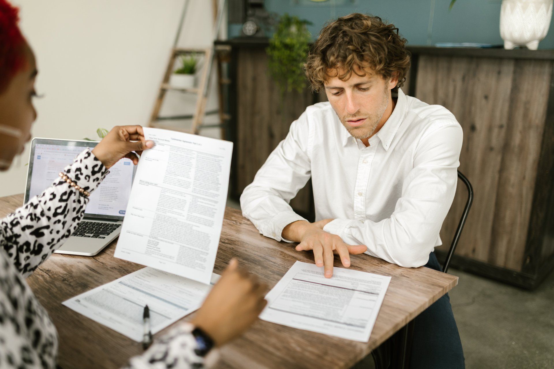 man en vrouw werken aan bureau 