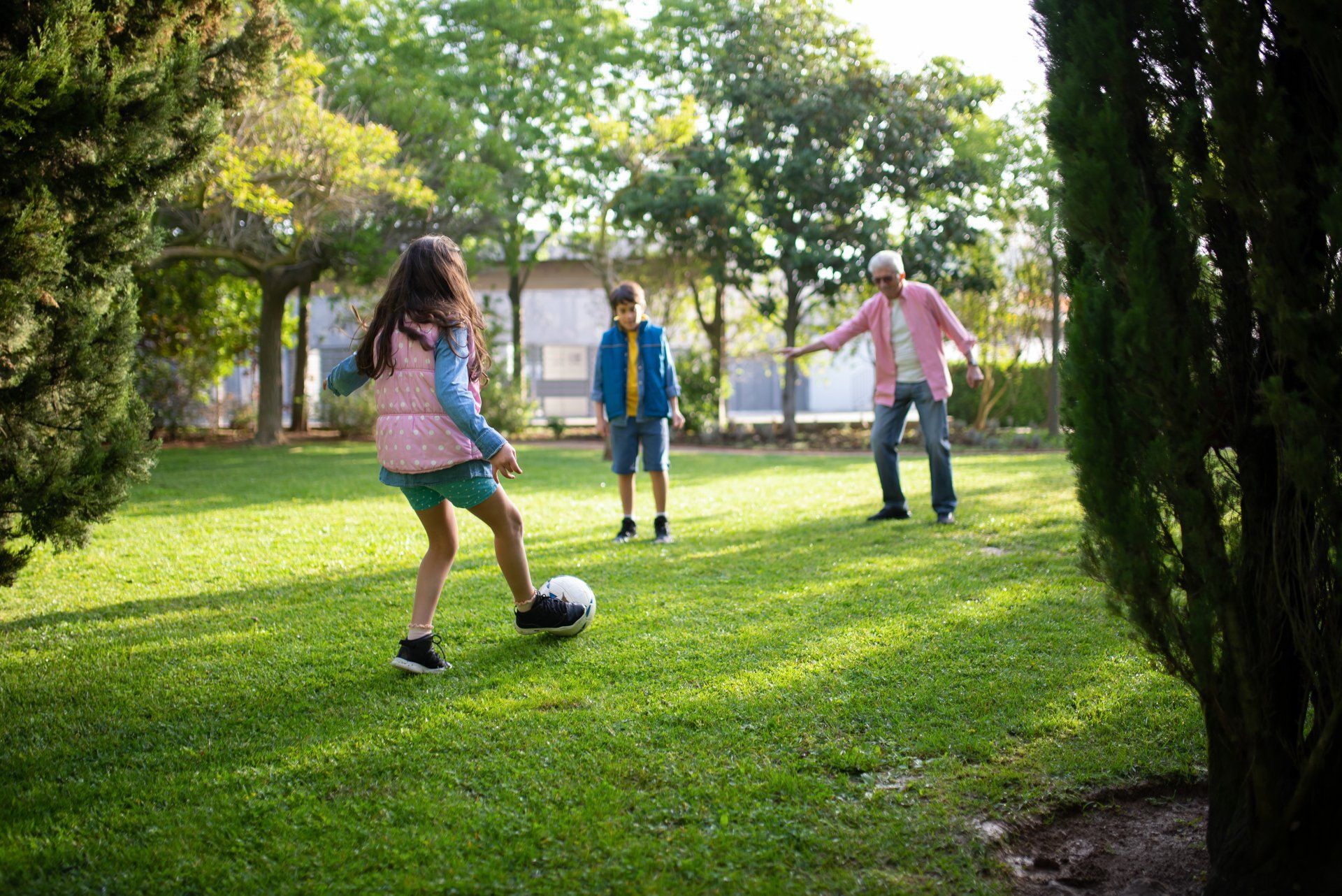 Feder-, Volley-, und Fußball spielen