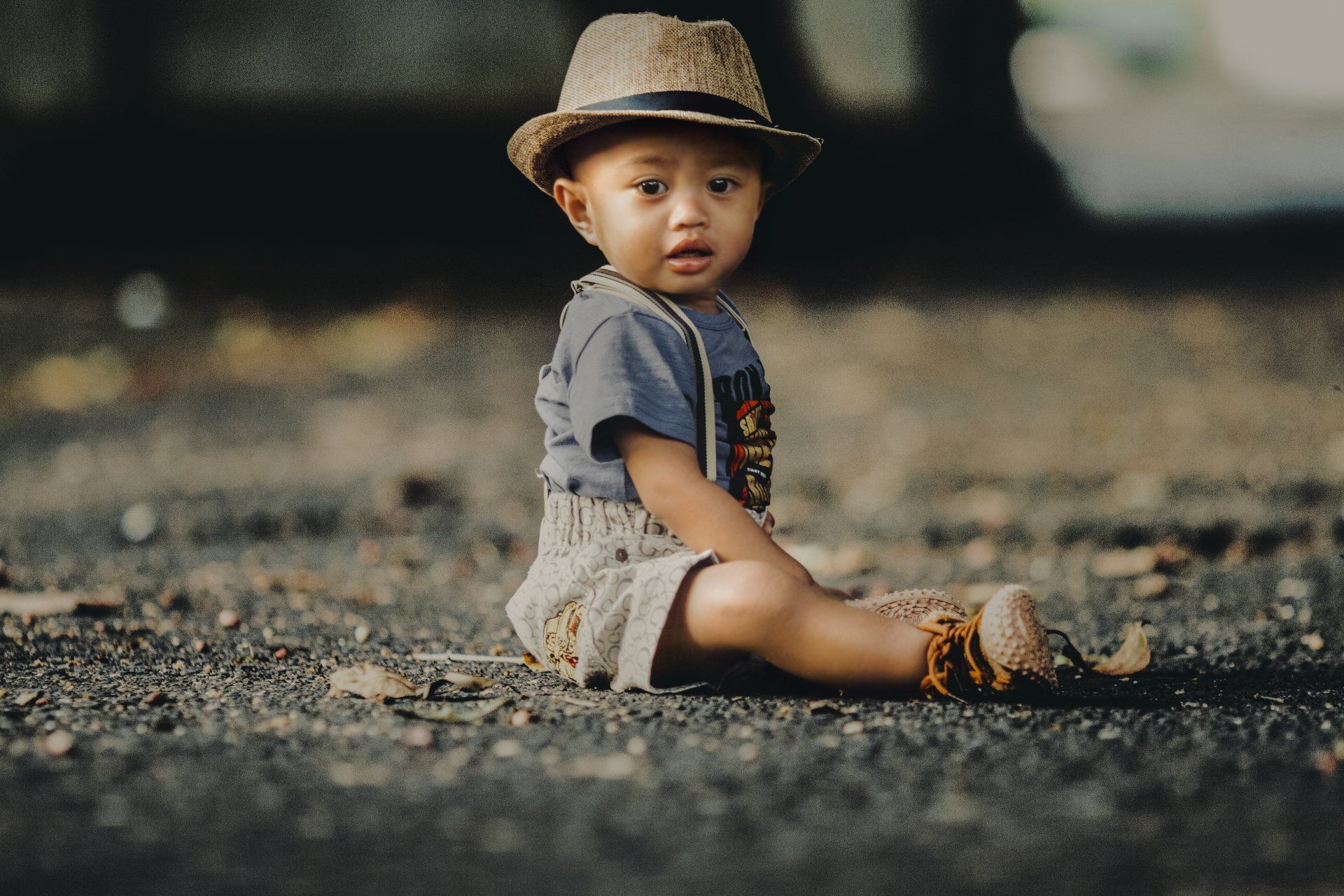 Baby sitting on the ground