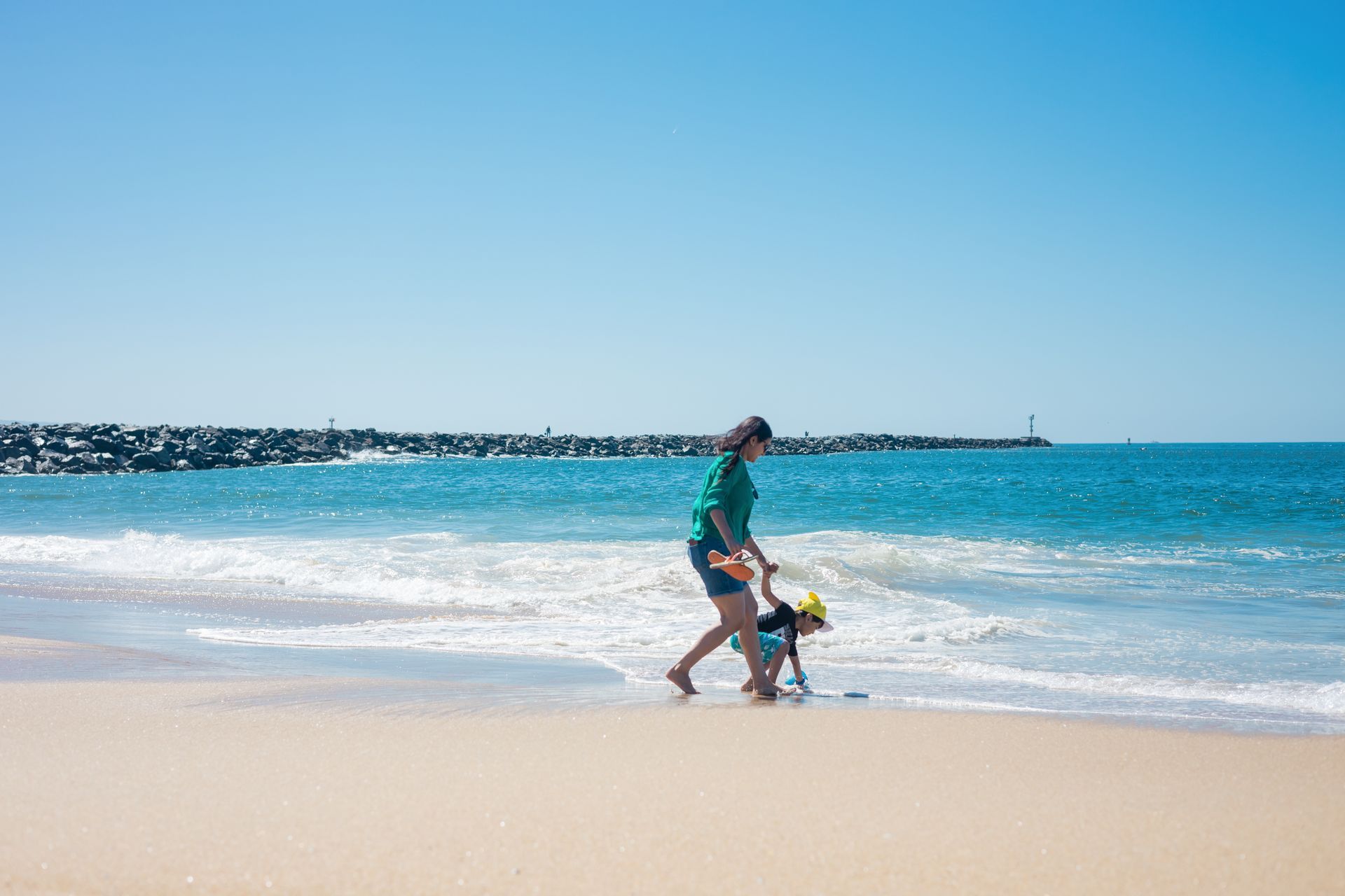Mamma single in spiaggia con il bimbo