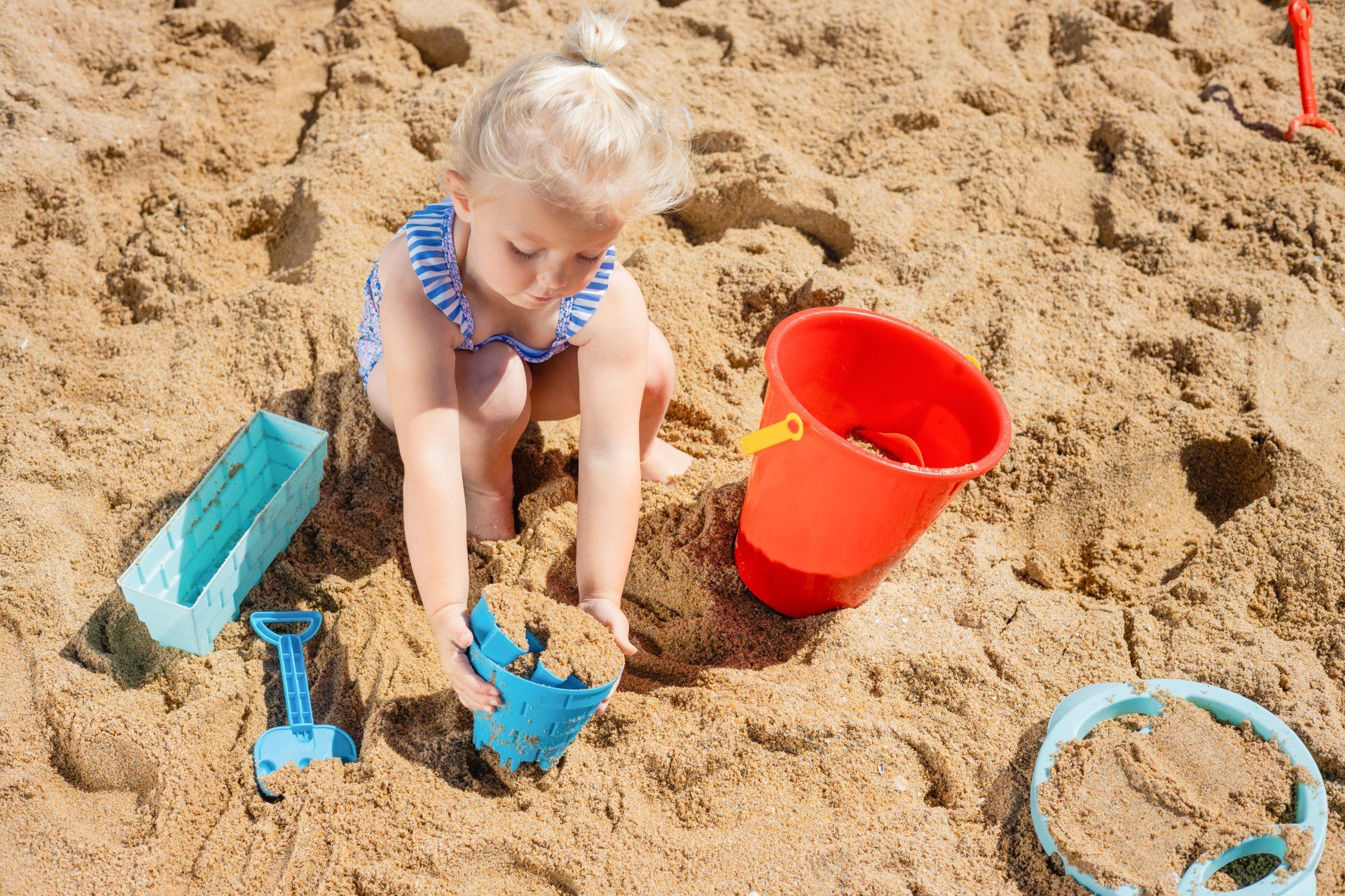 Pony on wheels - child playing with beach gear