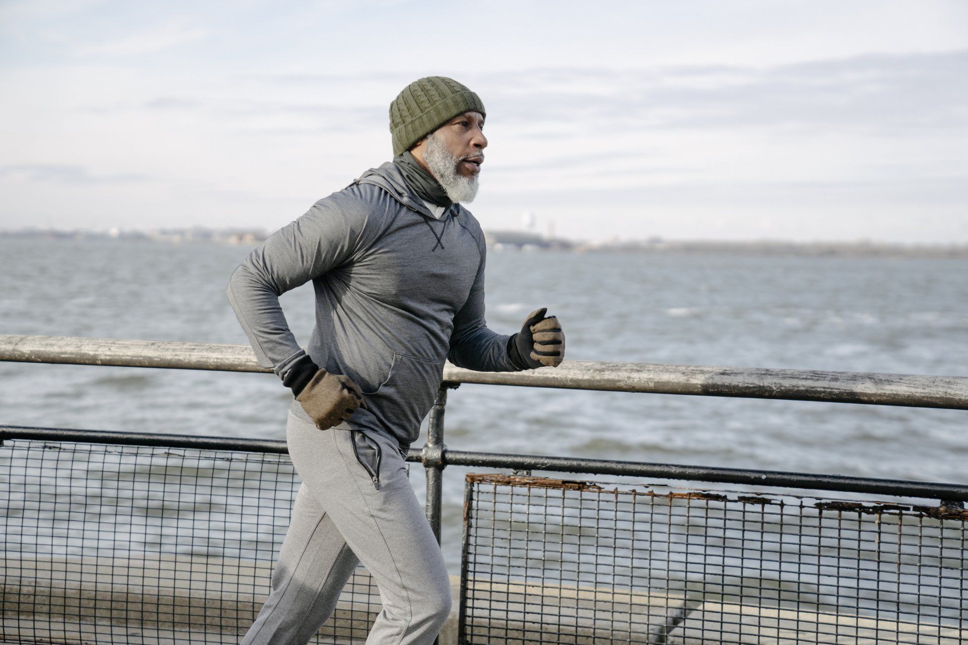 Man is aan het hardlopen langs water