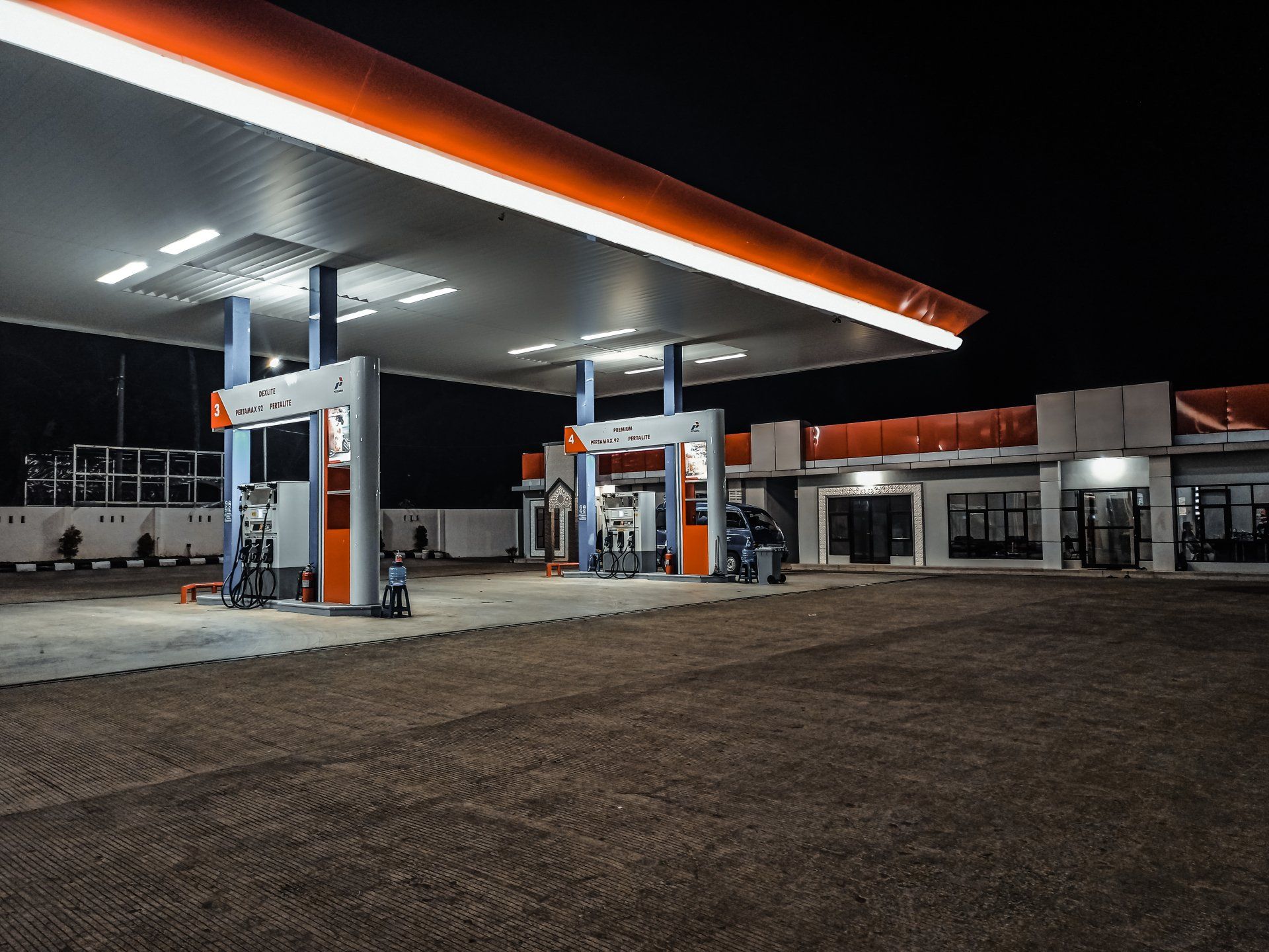 A gas station that is lit up at night
