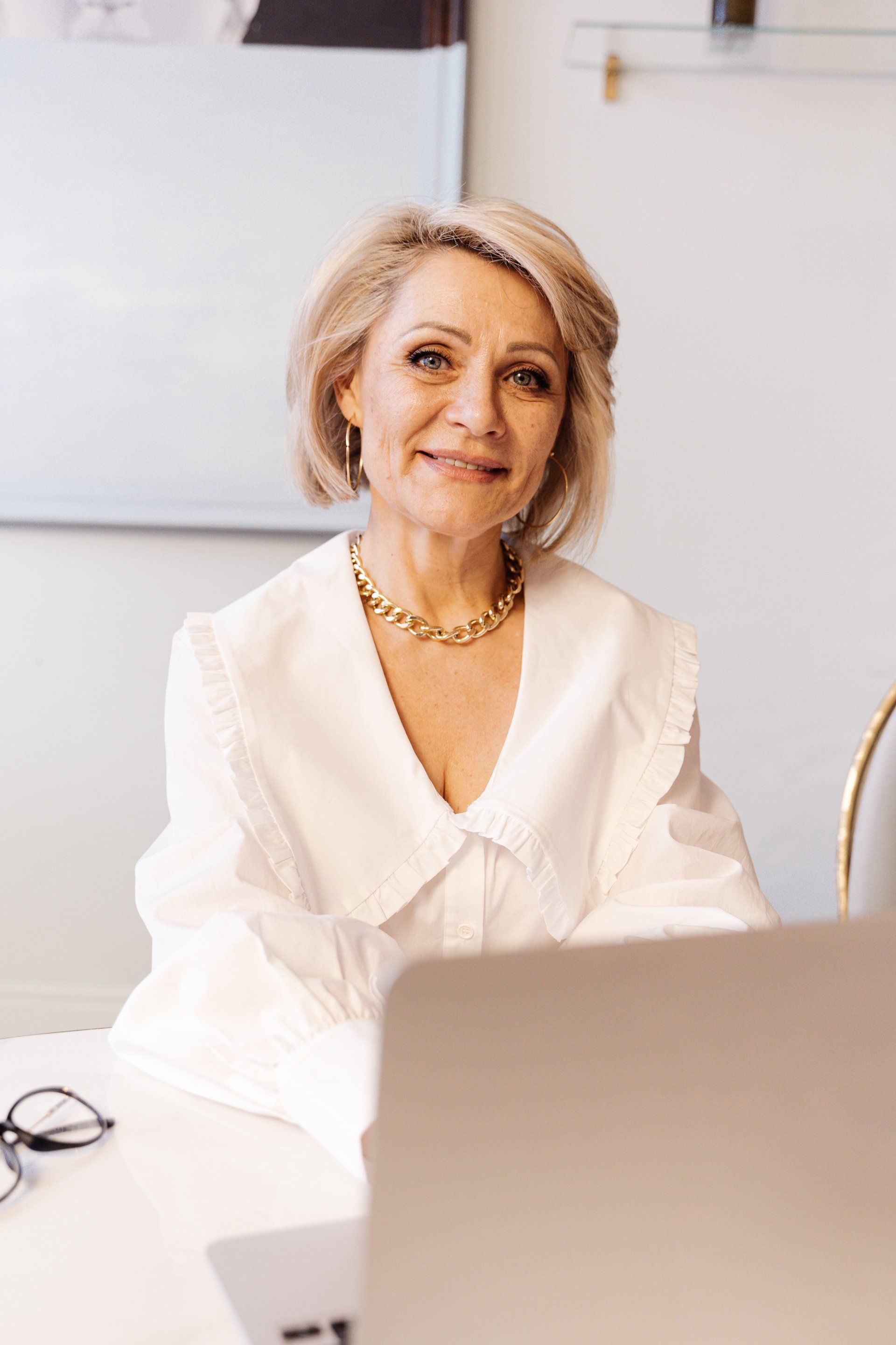 Lady infront of a laptop - Employee Experiance Services