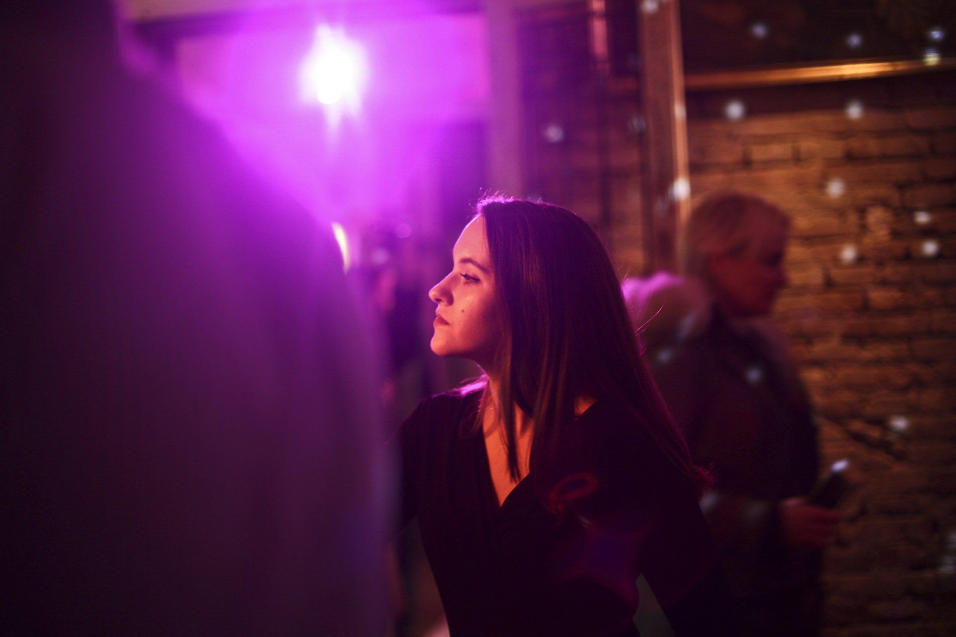 Mann alene på nattklubb med spotlight – illustrerer hvordan det føles å sjekke alene på byen

