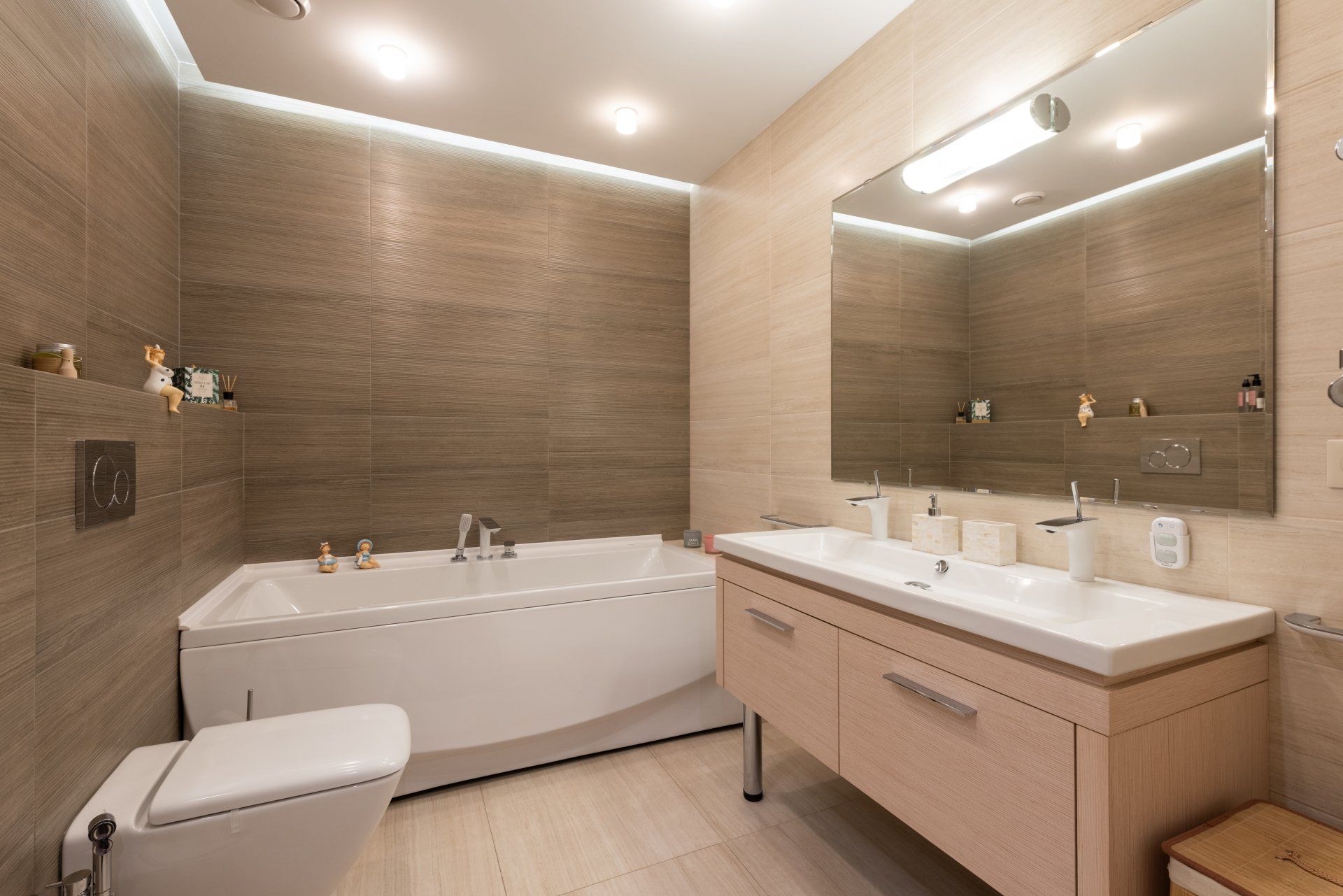 a bathroom with a bathtub , sink , toilet and mirror .