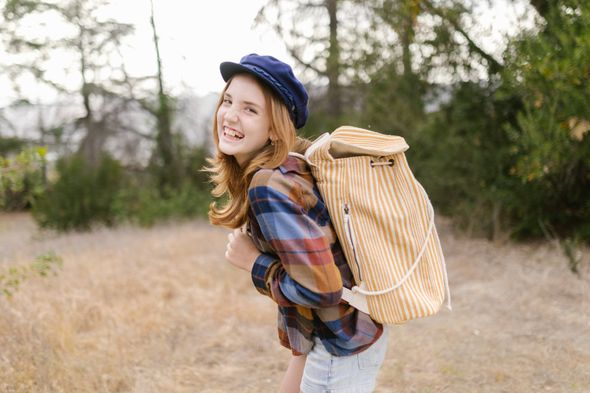 Kind mit Wanderrucksack