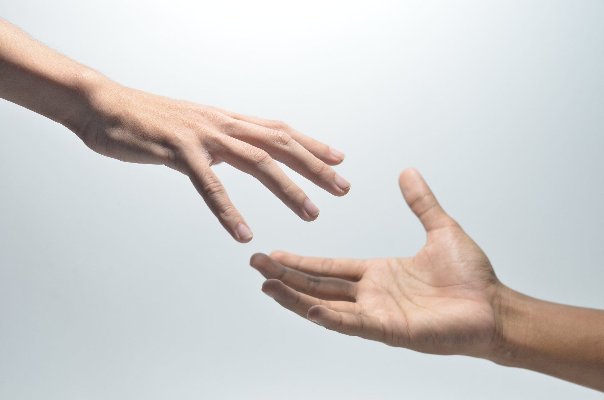 eine Hand reicht nach der anderen Hand von unten