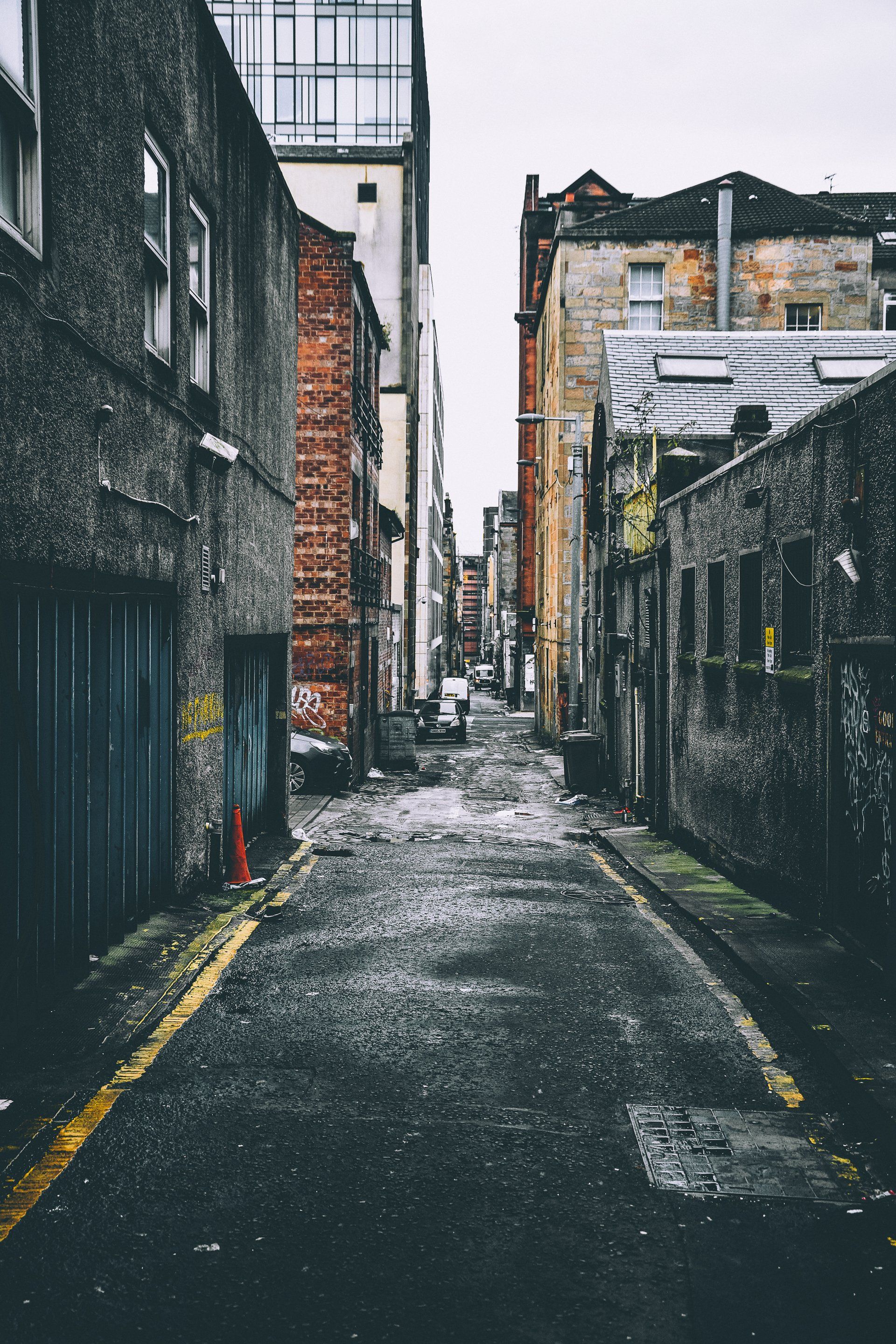 Um beco estreito entre dois edifícios em uma cidade
