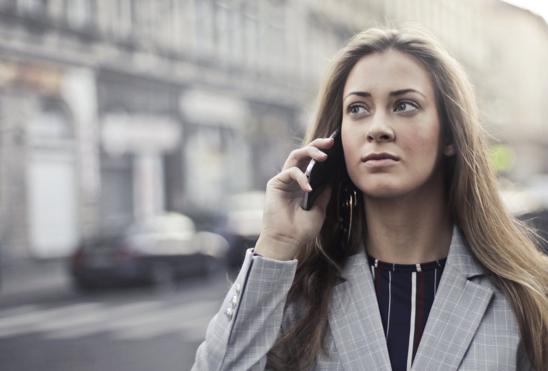 Ragazza che telefona