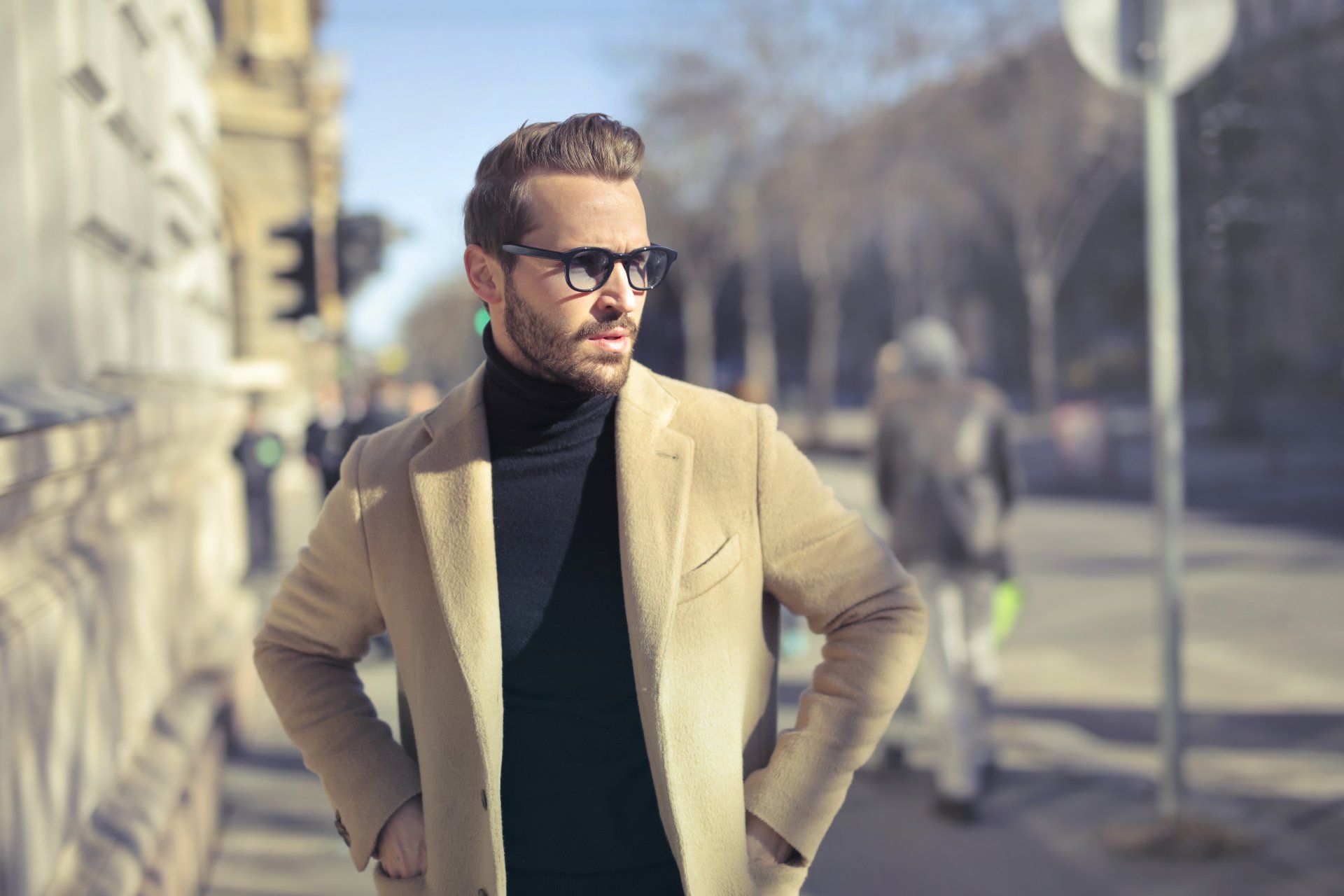 Uomo vestito alla moda