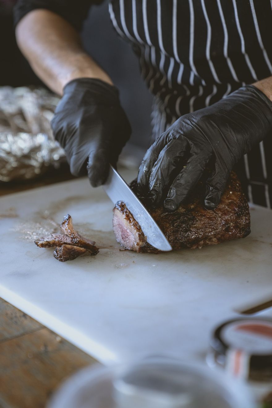a man slicing tri tip