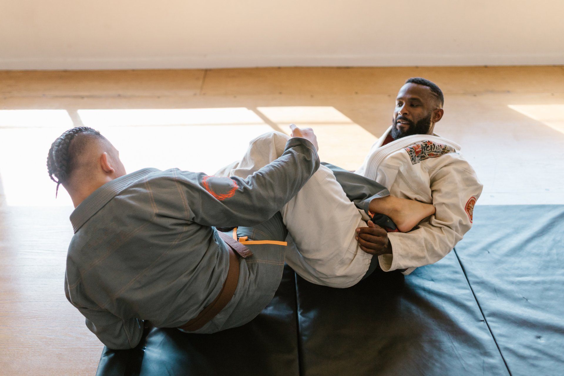 Groupe d'hommes dans une salle de sport, posant pour une photo. La plupart portent des vêtements de sport et sourient.