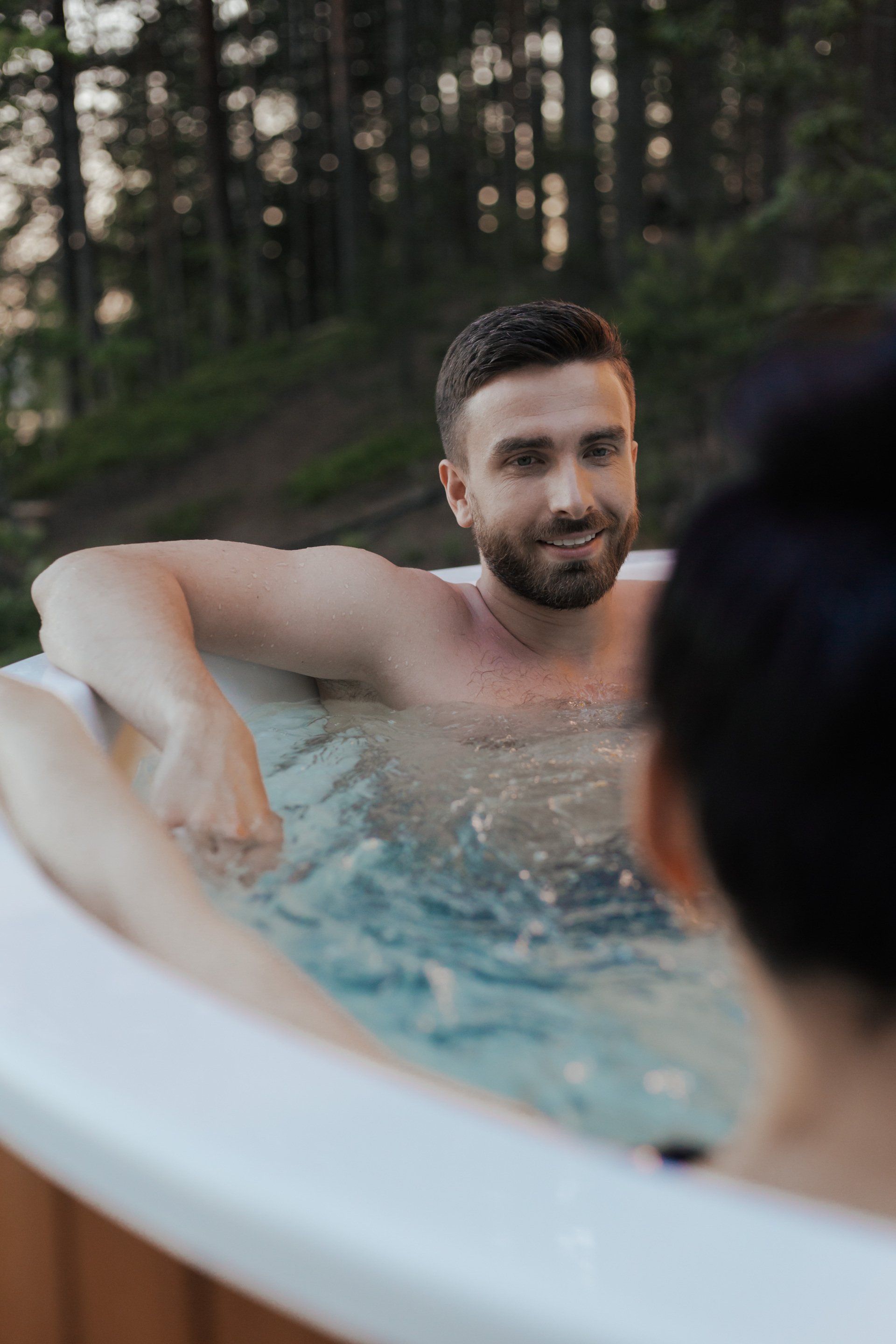 Un homme et une femme sont assis dans un bain à remous.