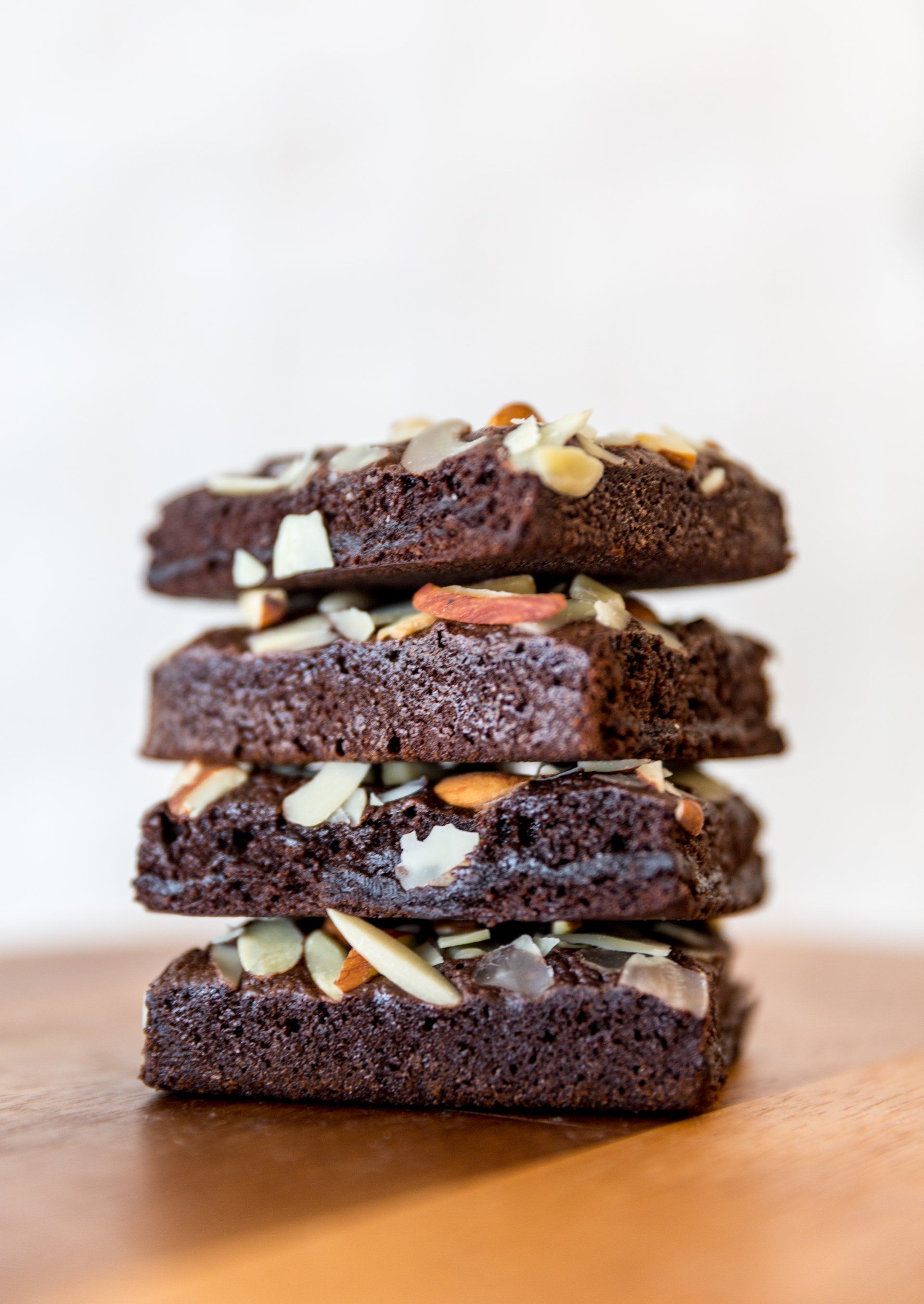 brownies empilhados em um prato