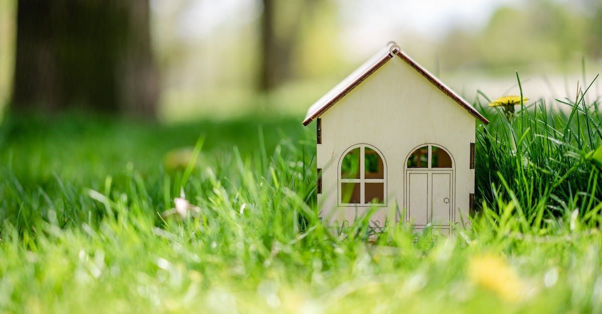 A small wooden house is sitting in the grass.
