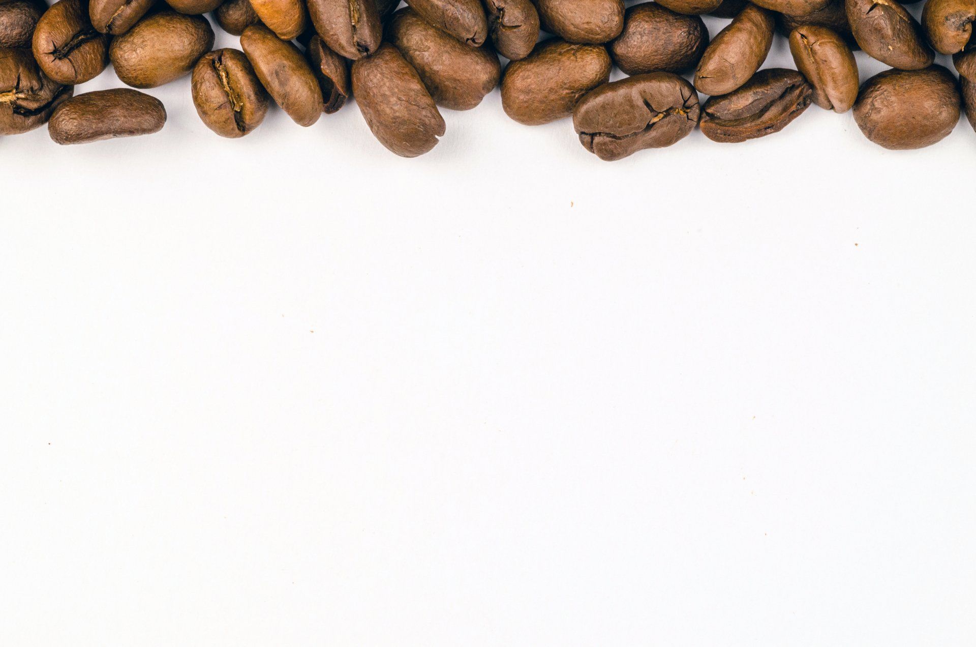 kaffebönor mot vit bakgrund