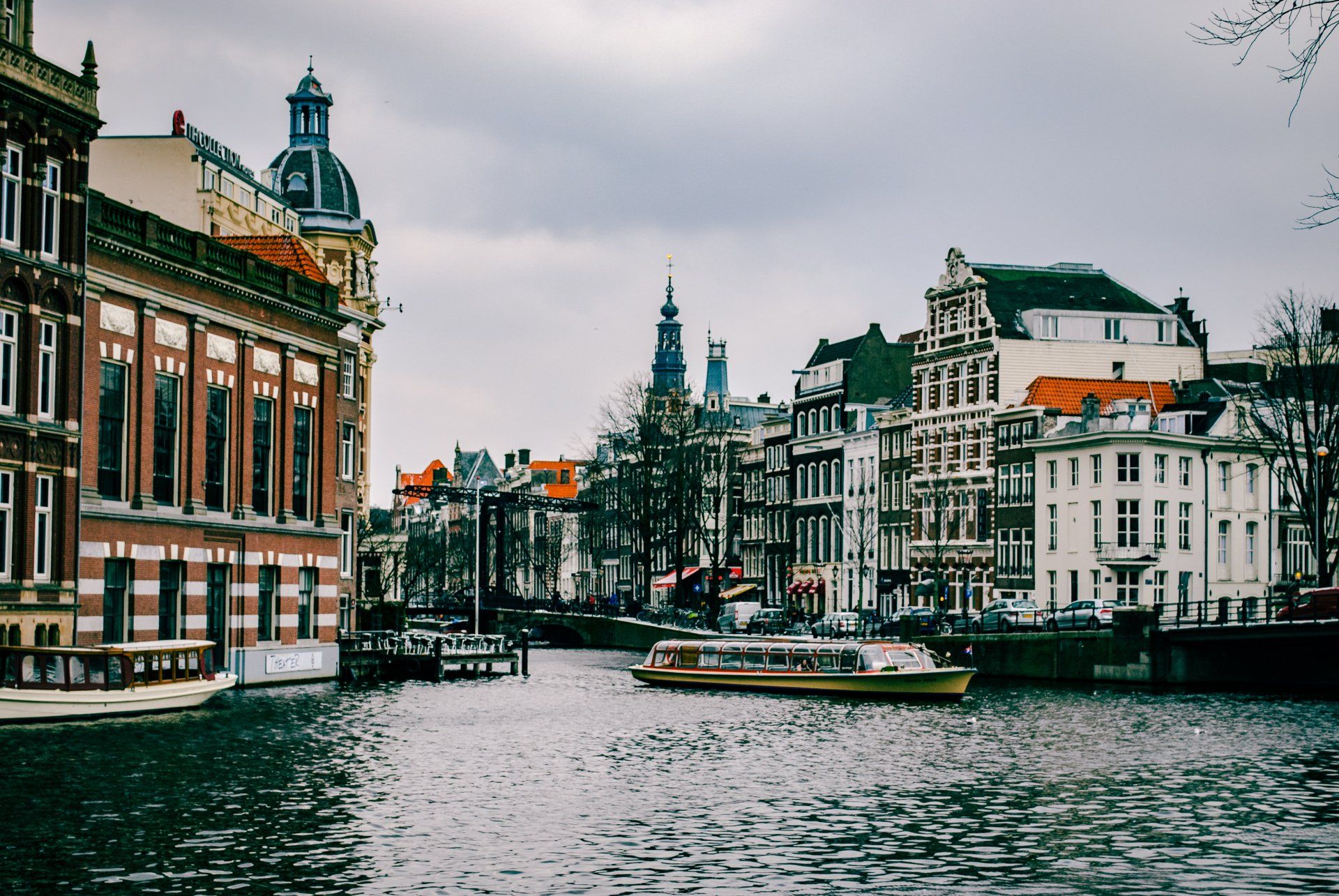 Een boot drijft op een kanaal in amsterdam