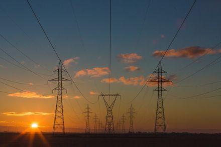 Electrical transmission network with overhead lines