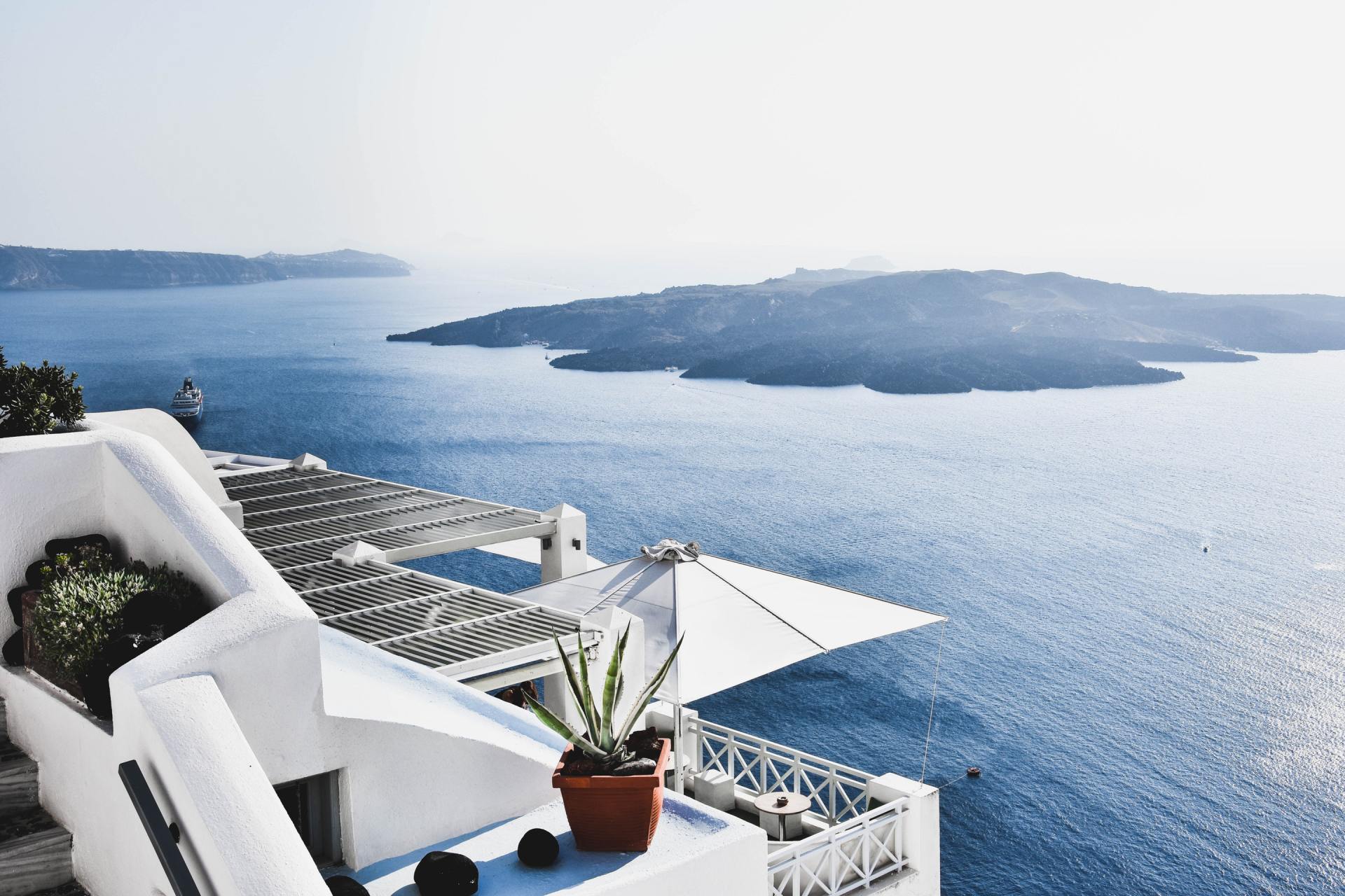 Λευκά κτίρια με θέα στον ωκεανό στη Σαντορίνη, Ελλάδα.