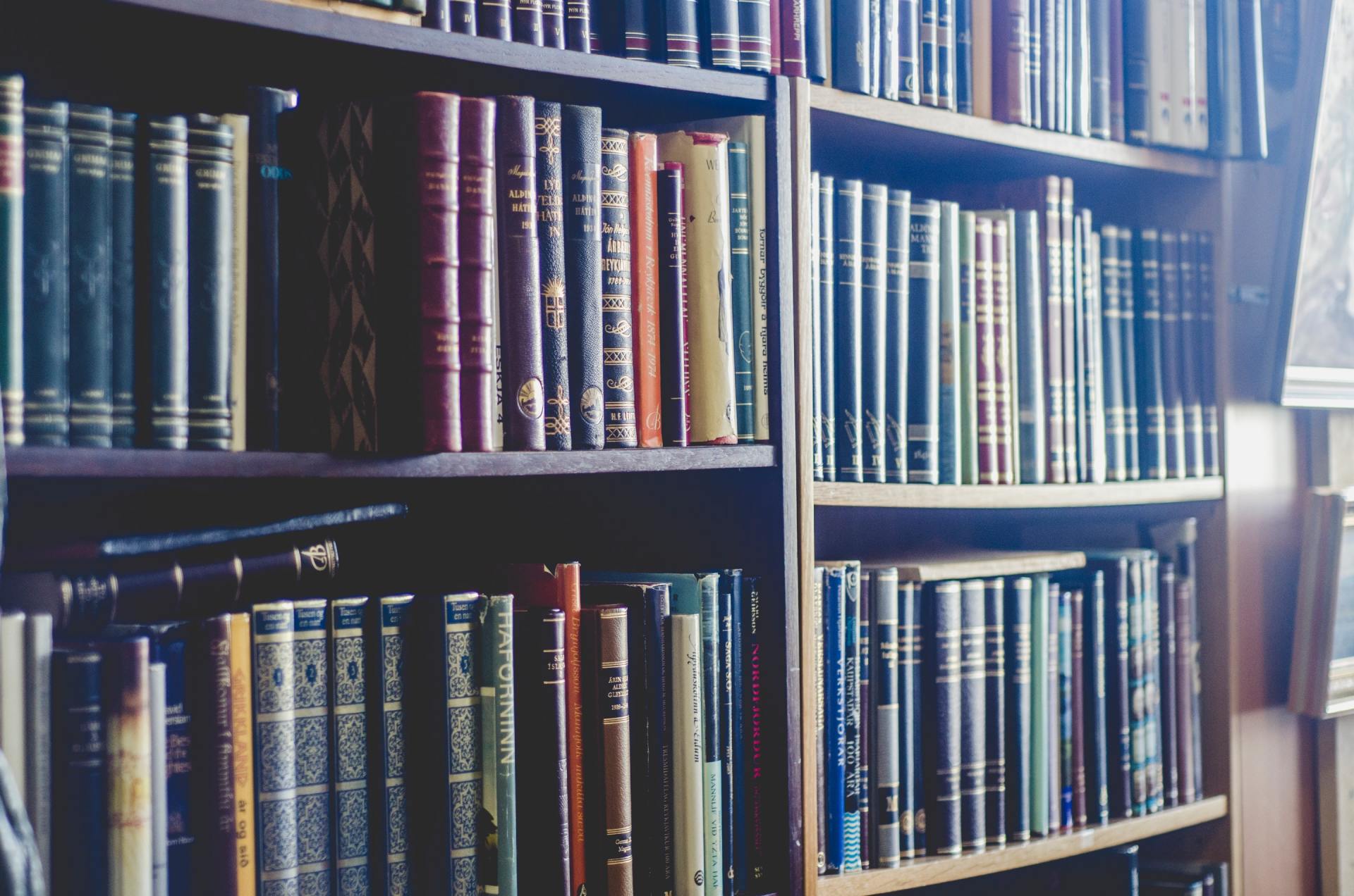 estante cheia de livros