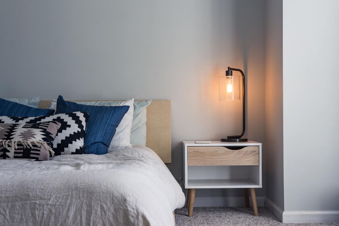 letto matrimoniale con base grigia