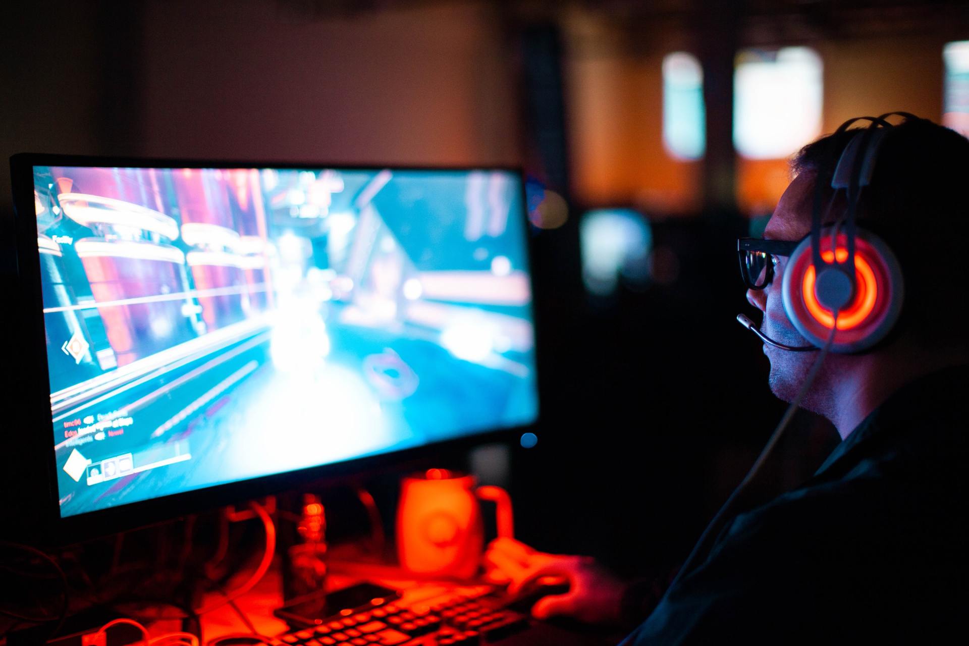 homem jogando no computador