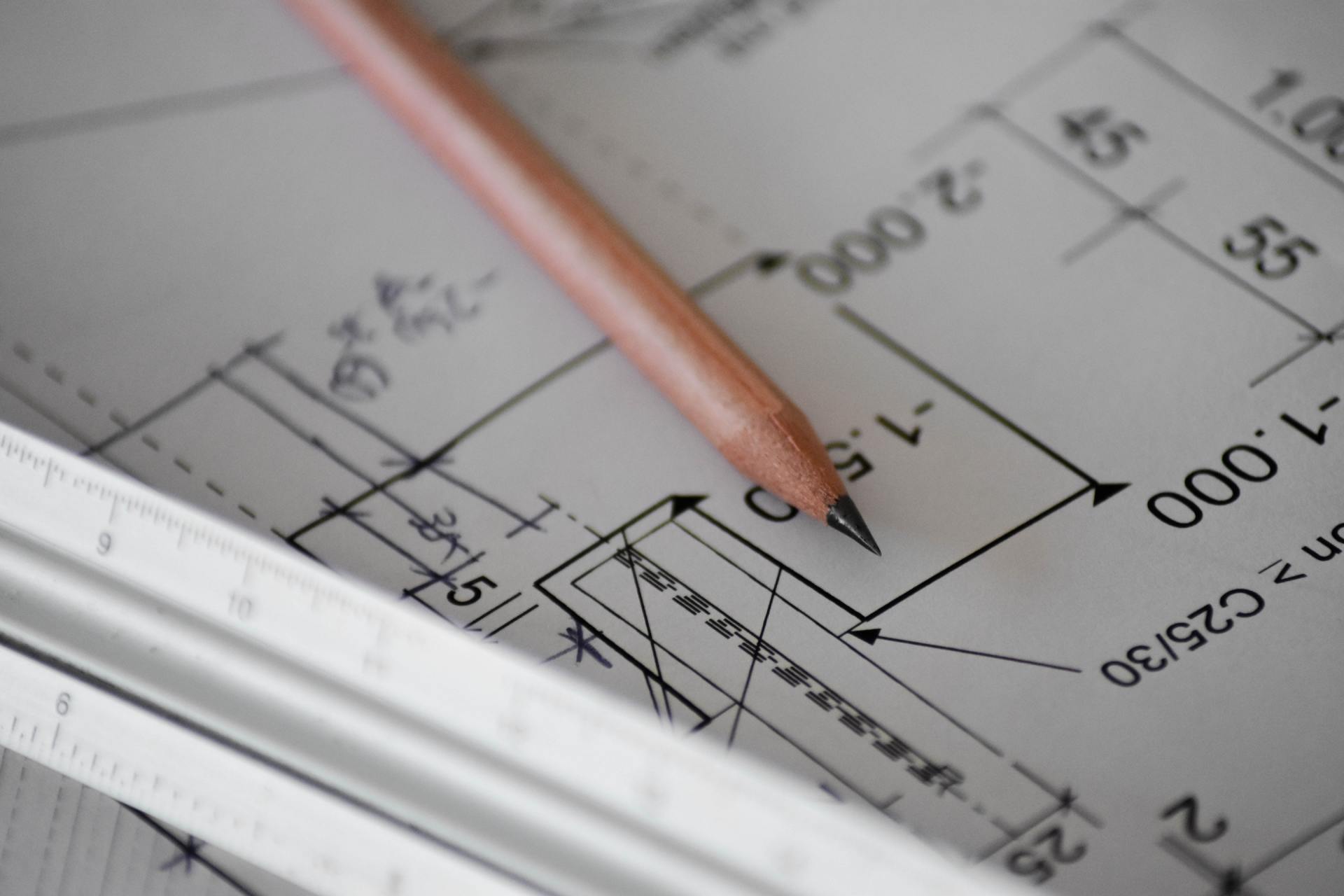 Un crayon pointe un numéro sur un plan