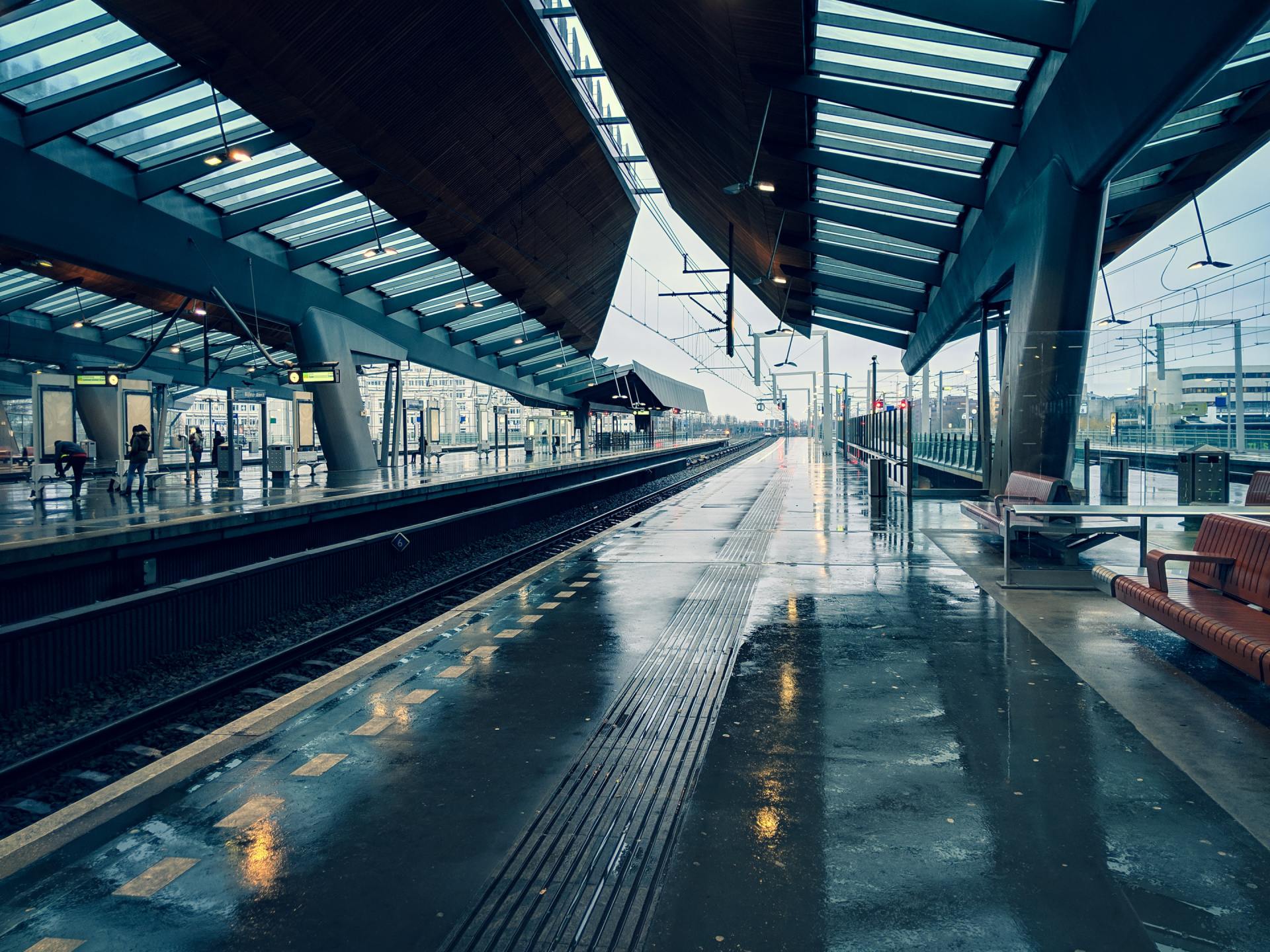 Een leeg treinstation op een regenachtige dag