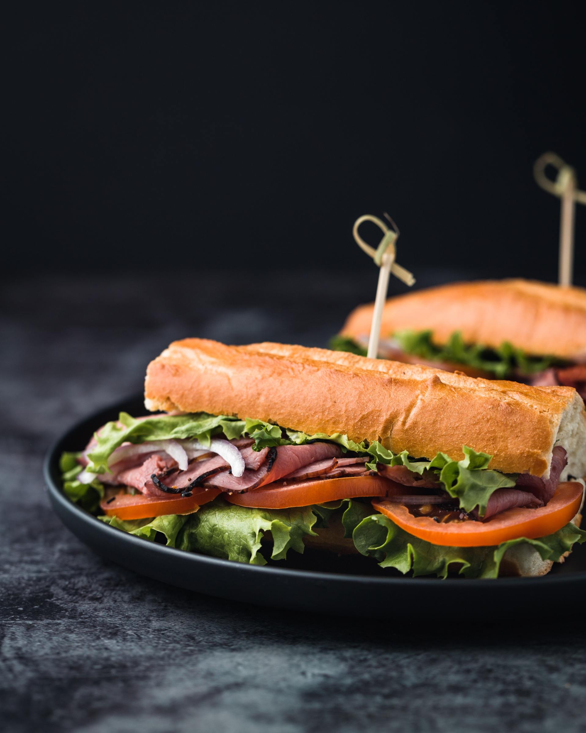 Sándwich y variedad de platos.