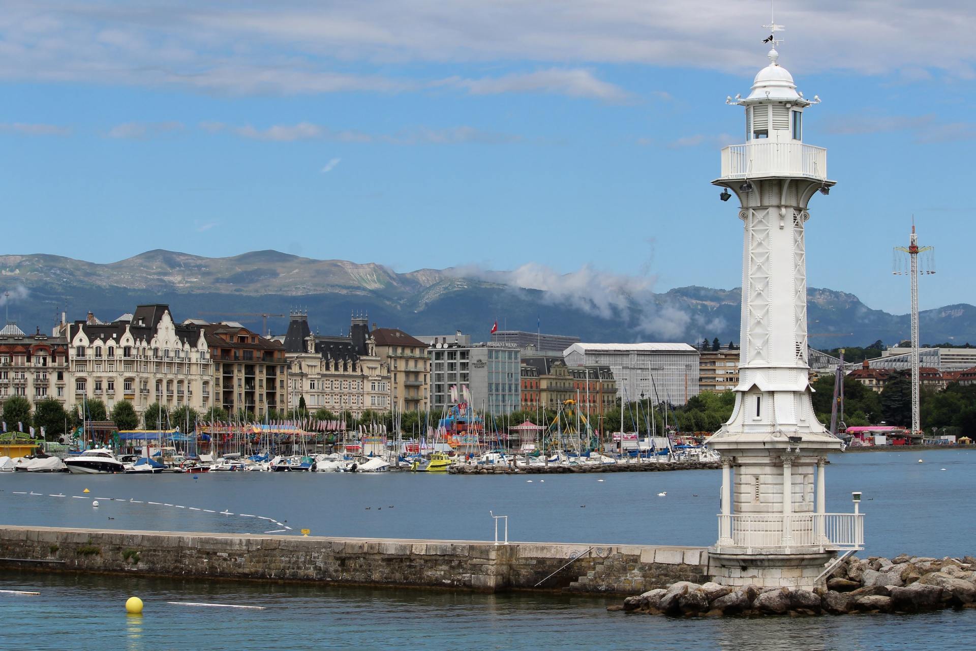 bain des paquis lighthouse
