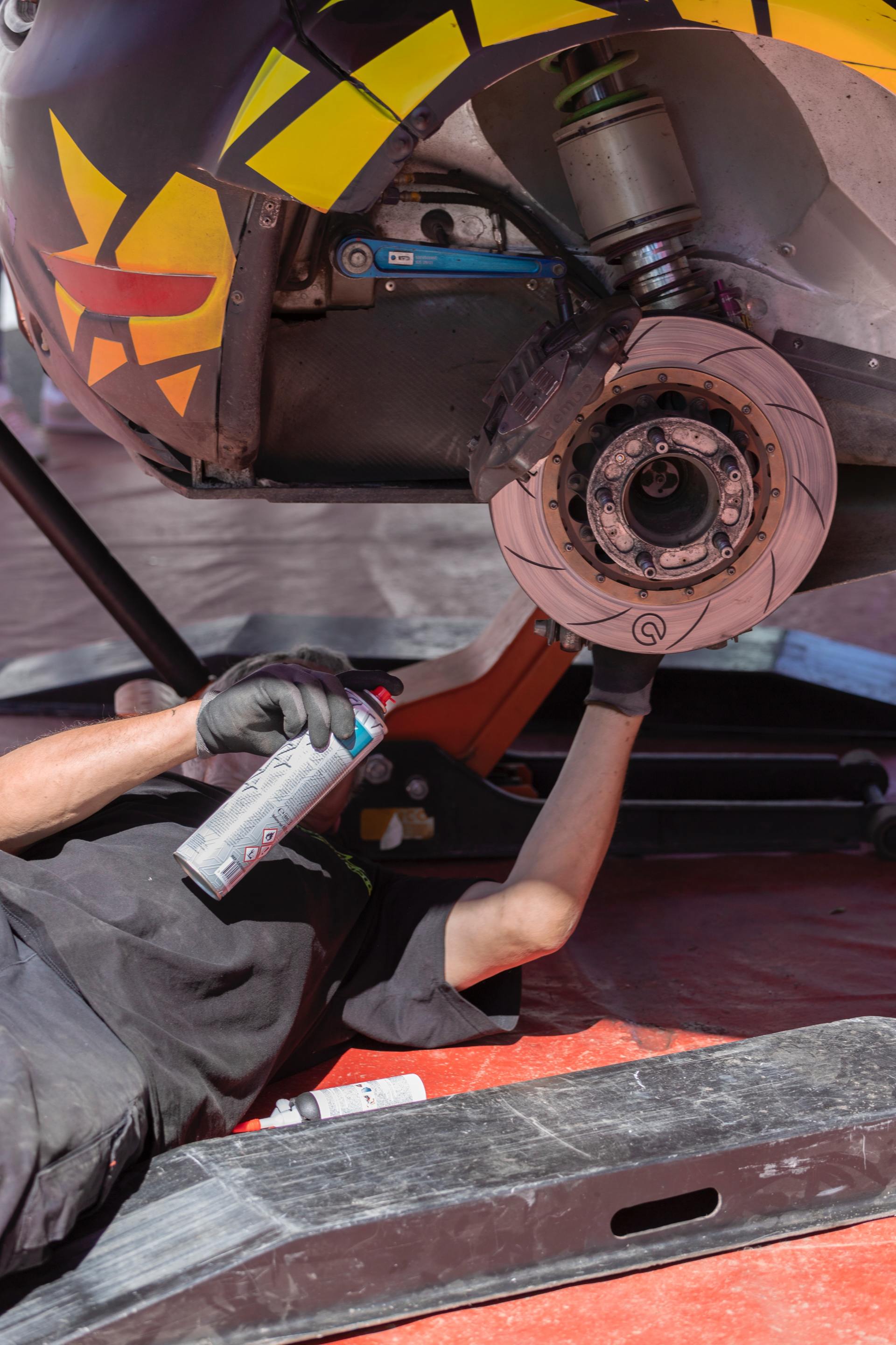 expert mechanic working on car diagnosis