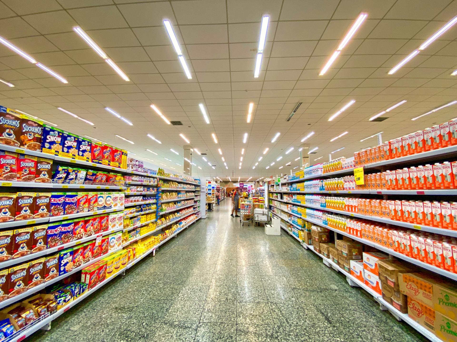 Un pasillo de supermercado lleno de muchos productos.