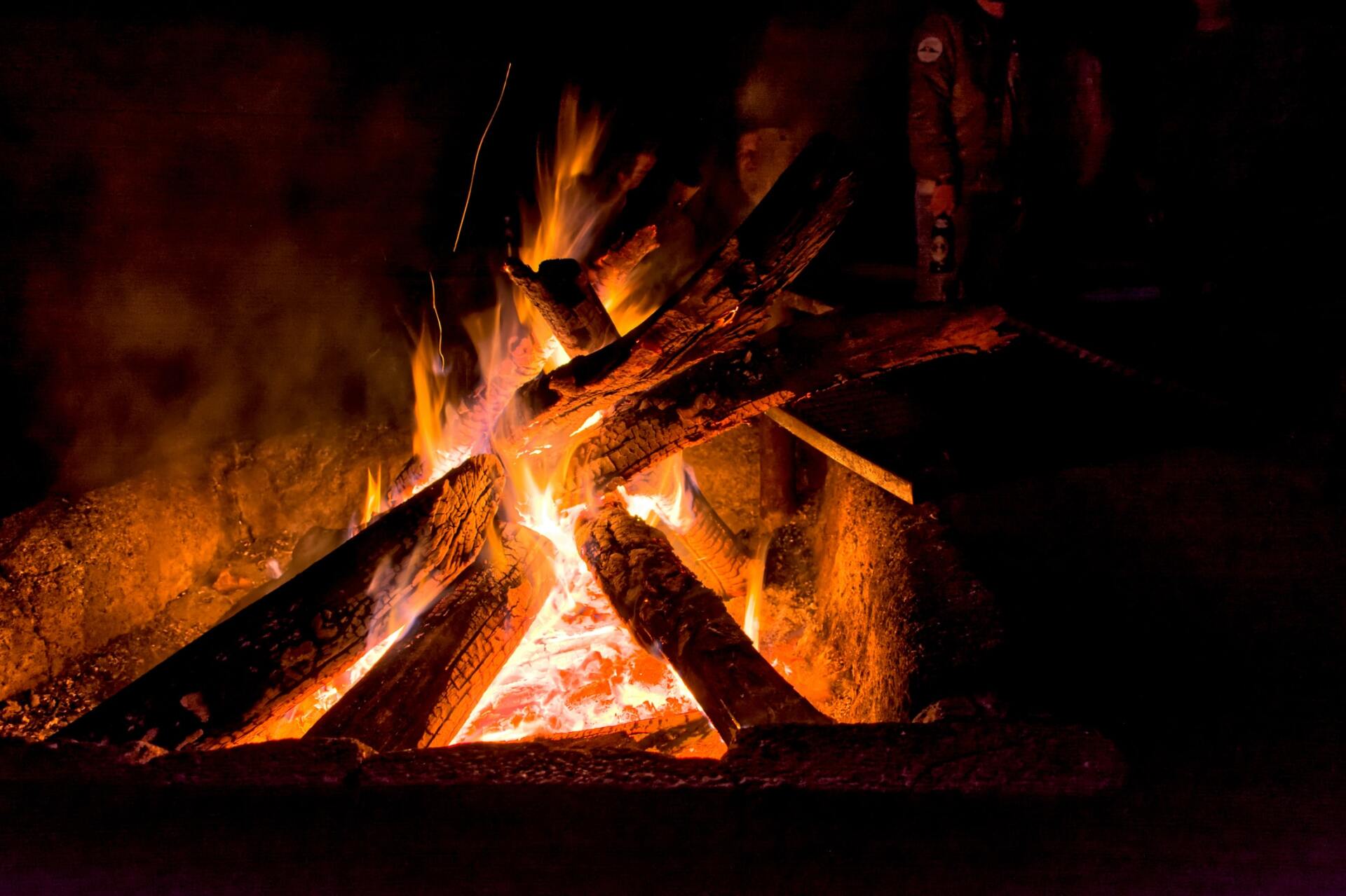 Ein Lagerfeuer wird in der Dunkelheit angezündet