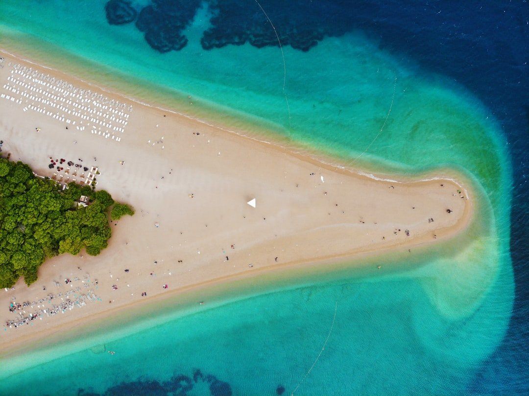 Eine Luftaufnahme einer kleinen Insel mitten im Ozean
