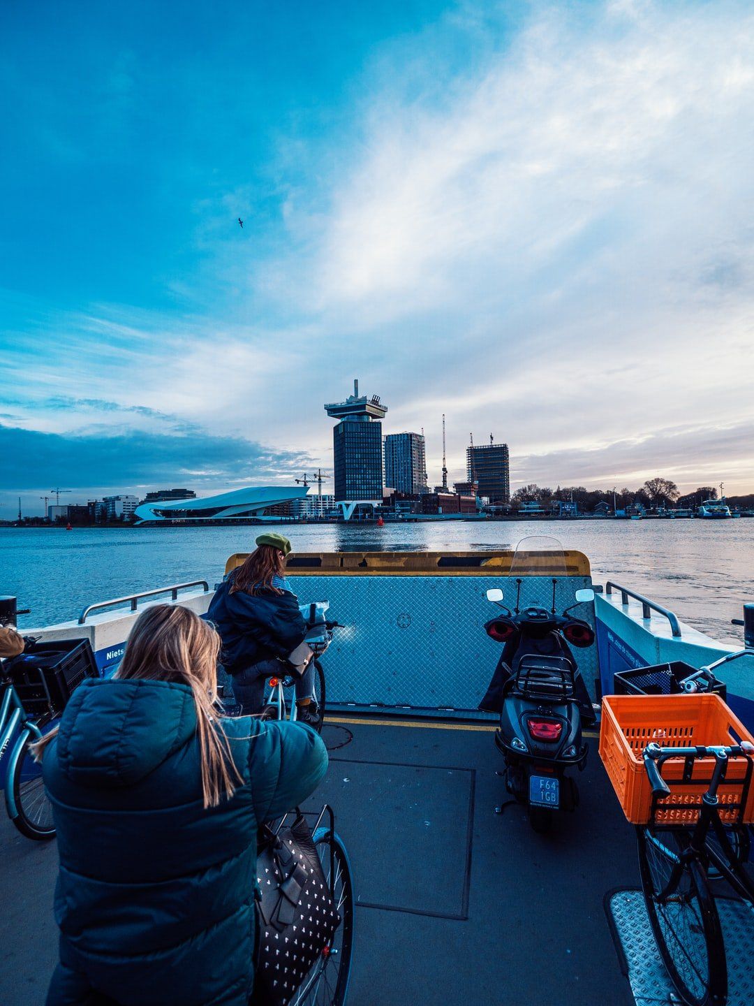 Een vrouw fietst achterop een boot.